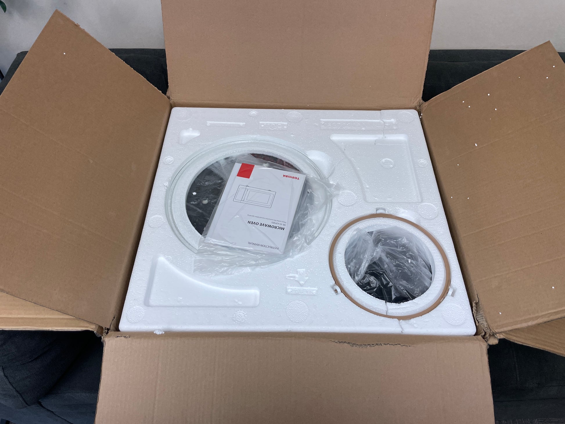 Toshiba 4-in-1 ML-EC42P(BS) Countertop Microwave Oven, Smart Sensor, Convection, Air Fryer Combo, Mute Function, Position Memory 13.6" Turntable, 1.5 Cu Ft, 1500W, Black - Retail $243