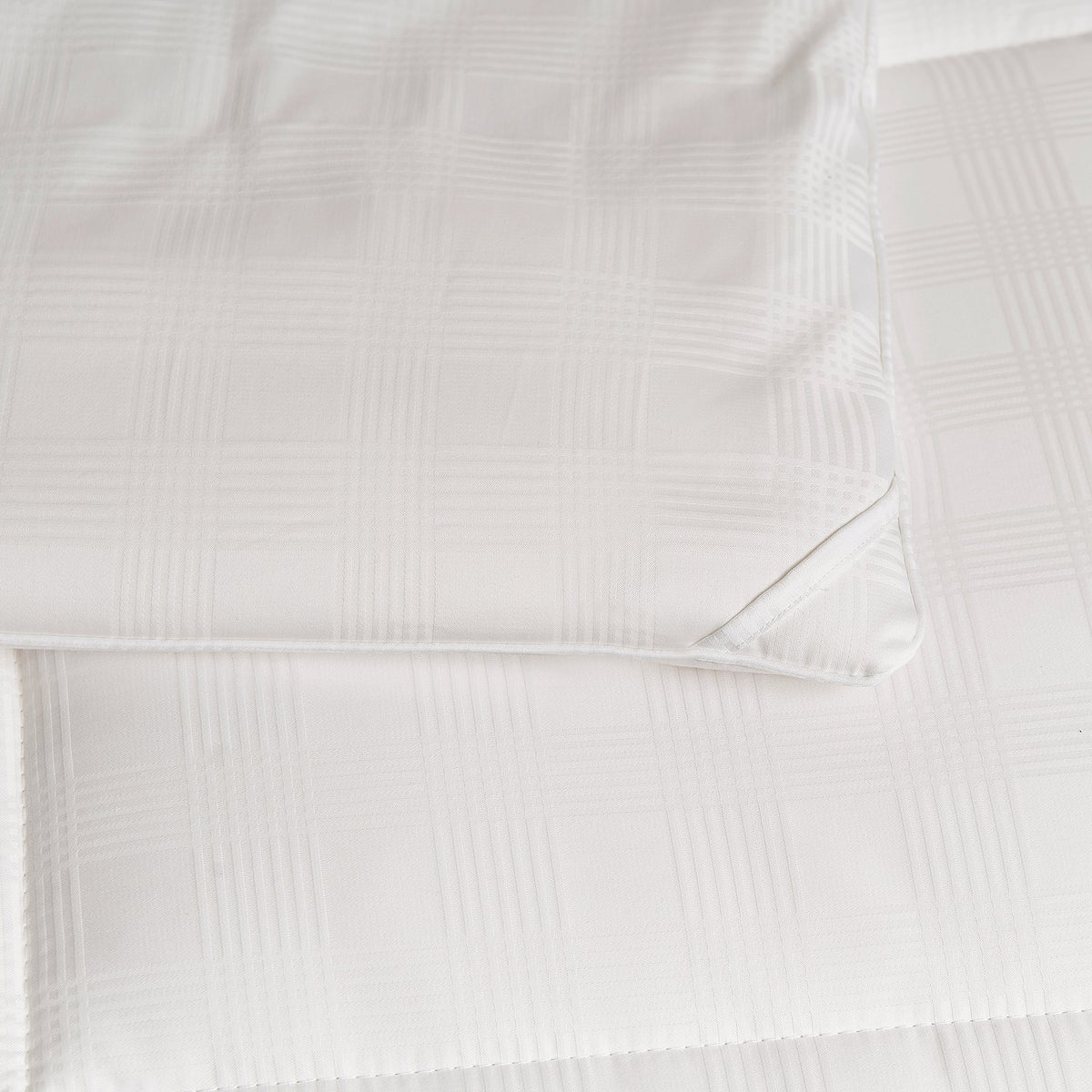 Hotel Grand Wool Filled Comforter, Twin, Medium Warmth