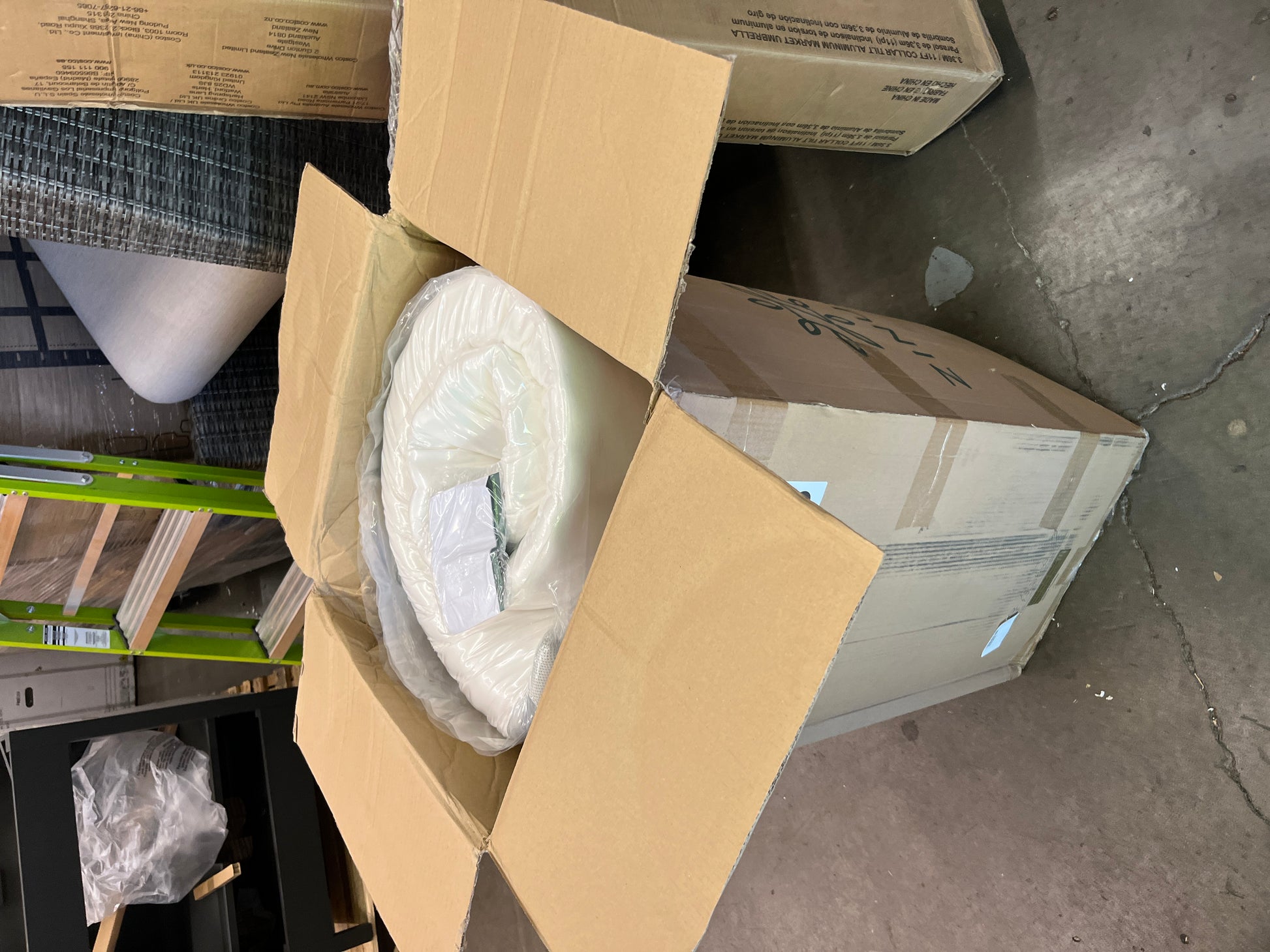 NEW - Zinus 12 Inch KING Cooling Comfort Support Hybrid Mattress [New Version], Fiberglass Free, Medium Plush, Cooling Motion Isolation, Certified Safe Foams & Fabric, Bed-in-A-Box, King - Retail $400