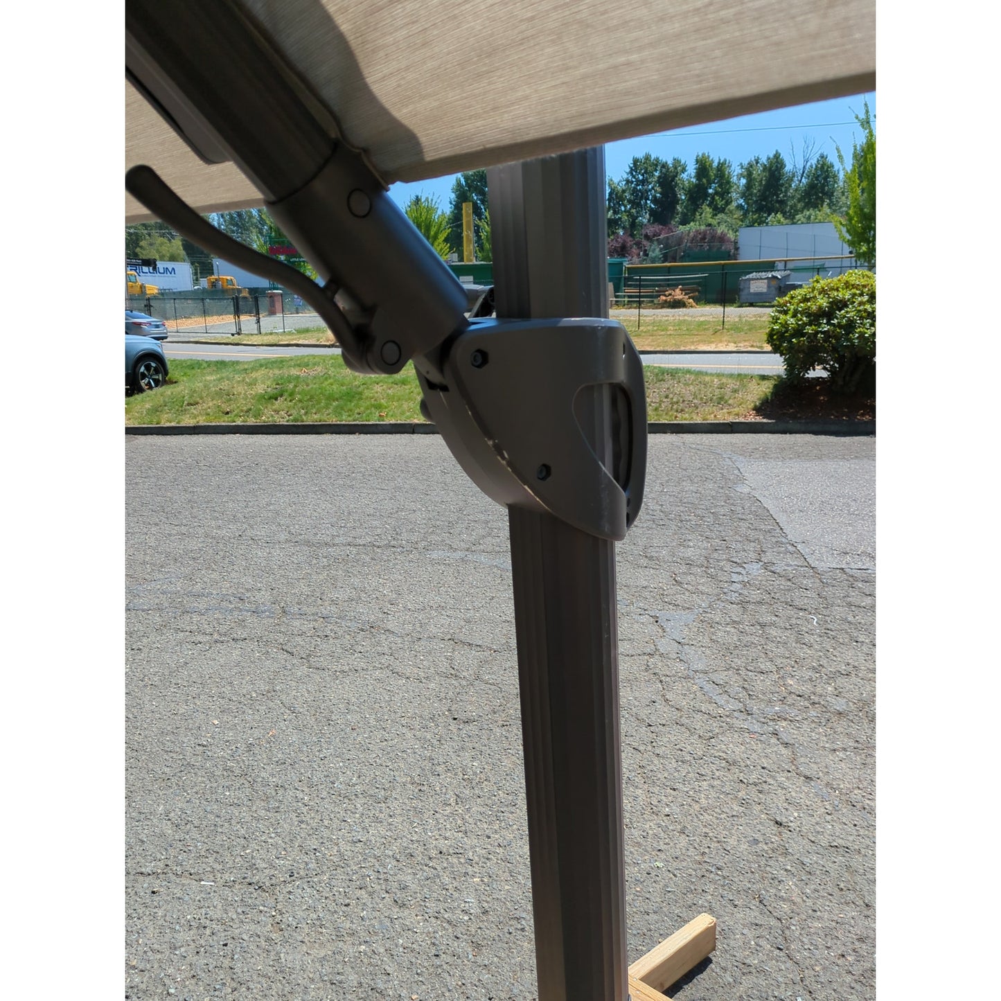 Costco - Seasons BEIGE 11' Round Cantilever Umbrella  - Retail $699