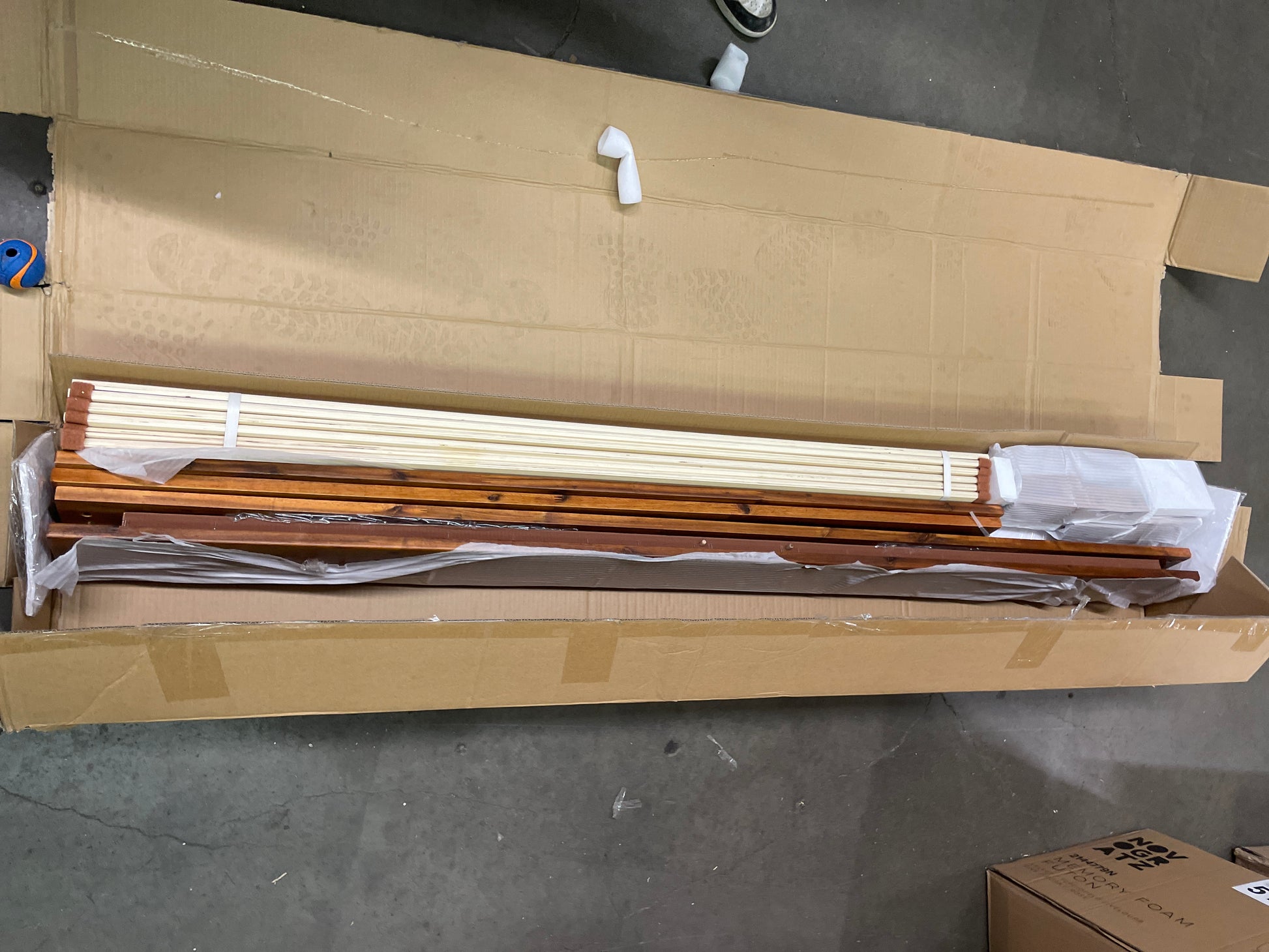 ZINUS Wen Deluxe Wood Platform Bed Frame / Solid Foundation / Wooden Slat Support / No Box Spring Needed / Easy Assembly, Queen - Retail $214