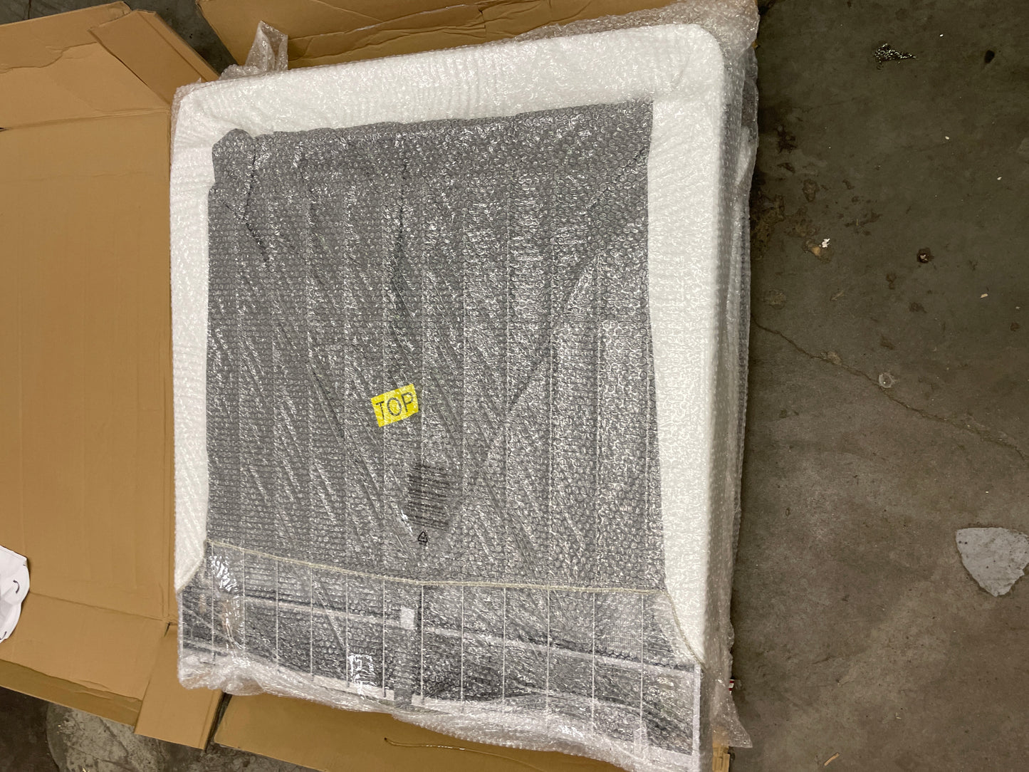 ZINUS No Assembly Metal Box Spring, 4 Inch White Mattress Foundation, Sturdy Metal Structure, Split King - Retail $330