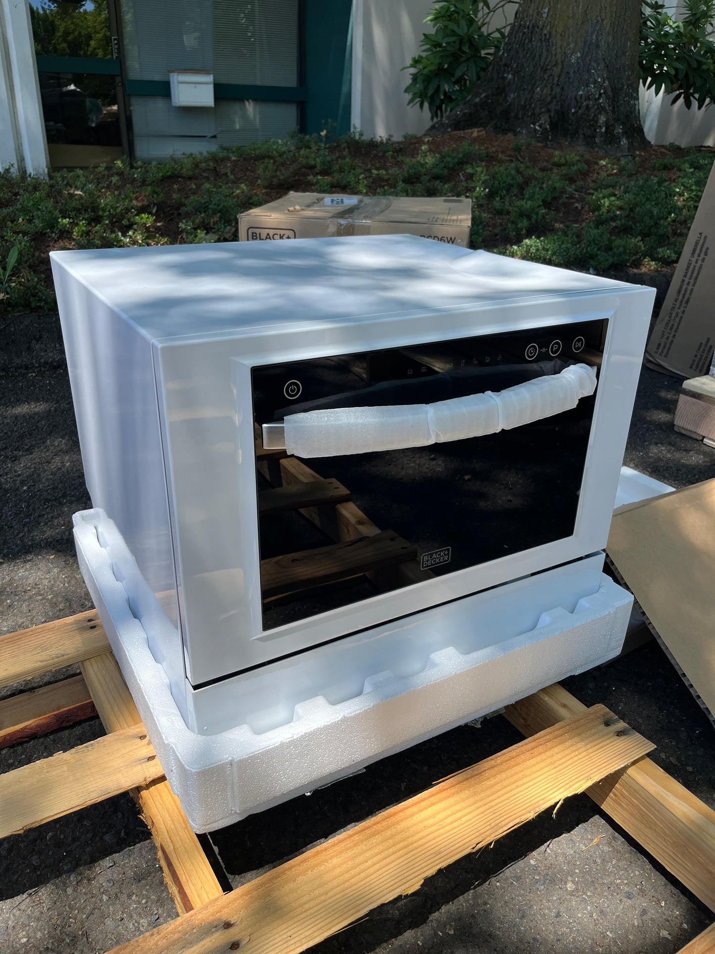 BLACK+DECKER BCD6W Compact Countertop Dishwasher, 6 Place Settings, White - Retail $369