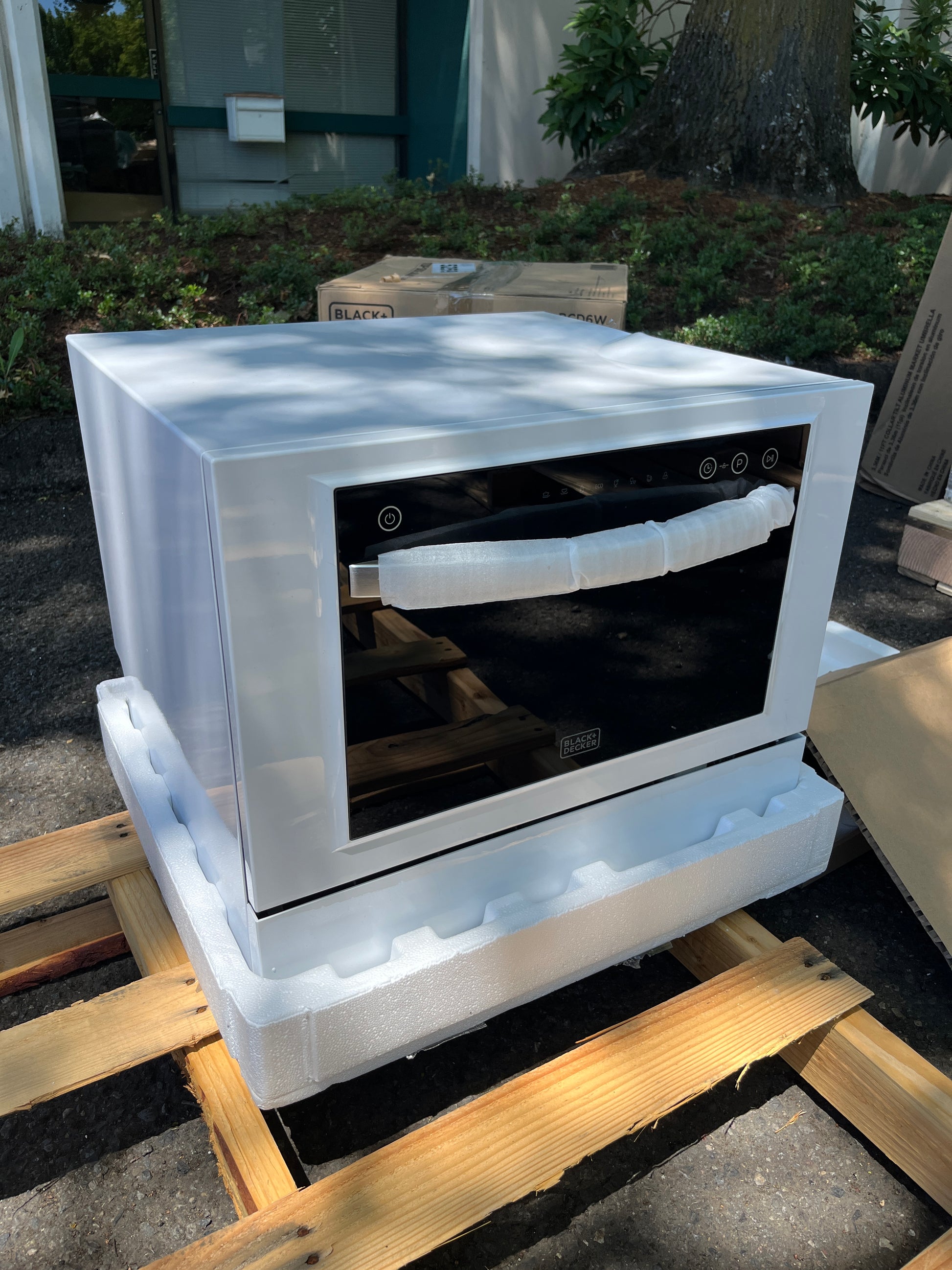 BLACK+DECKER BCD6W Compact Countertop Dishwasher, 6 Place Settings, White - Retail $369