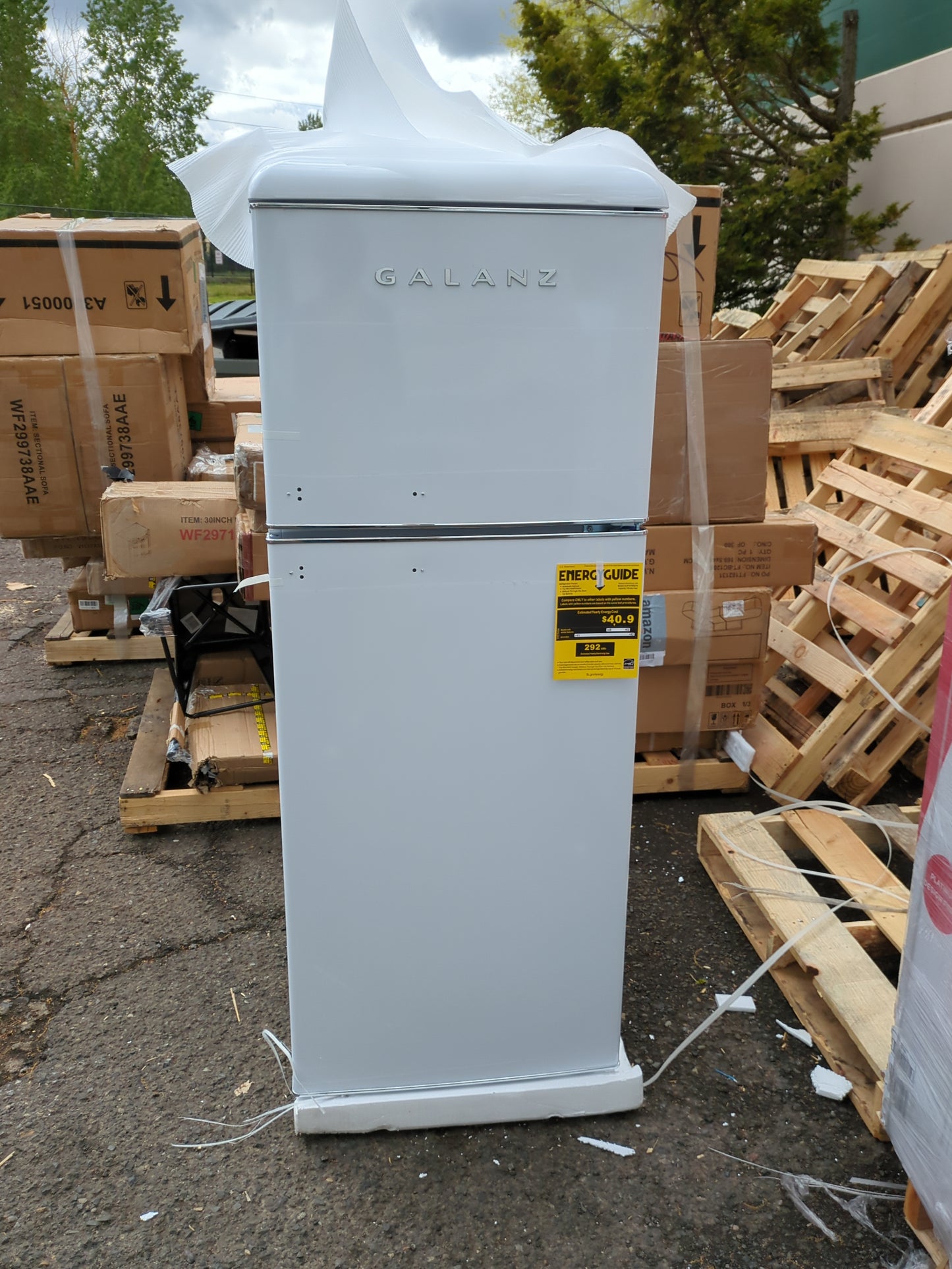 NEW - Galanz GLR10TWEEFR Retro Refrigerator with Top Freezer Frost Free, Dual Door Fridge, Adjustable Electrical Thermostat Control, 10 cu ft, White - Retail $796