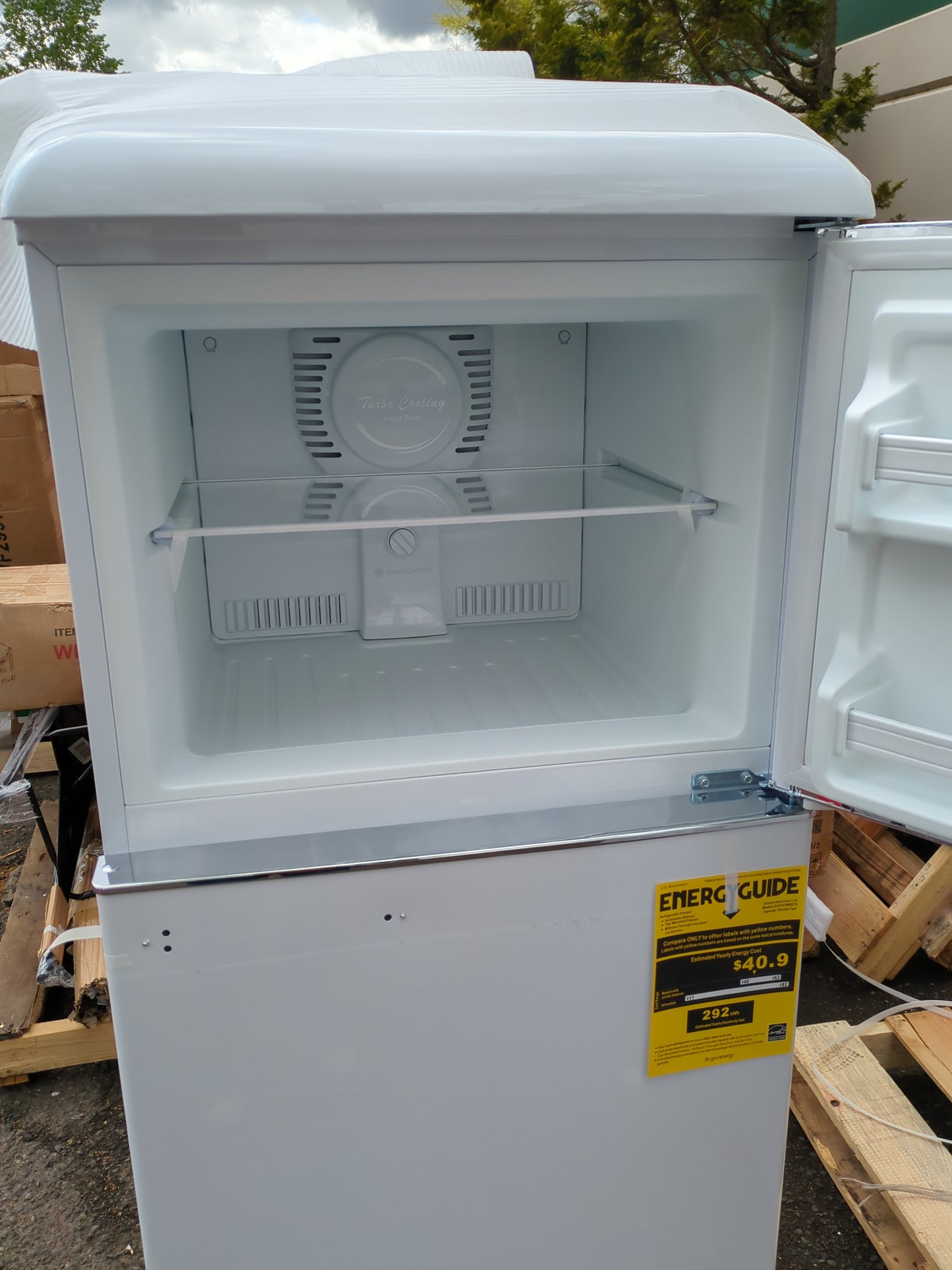 NEW - Galanz GLR10TWEEFR Retro Refrigerator with Top Freezer Frost Free, Dual Door Fridge, Adjustable Electrical Thermostat Control, 10 cu ft, White - Retail $796