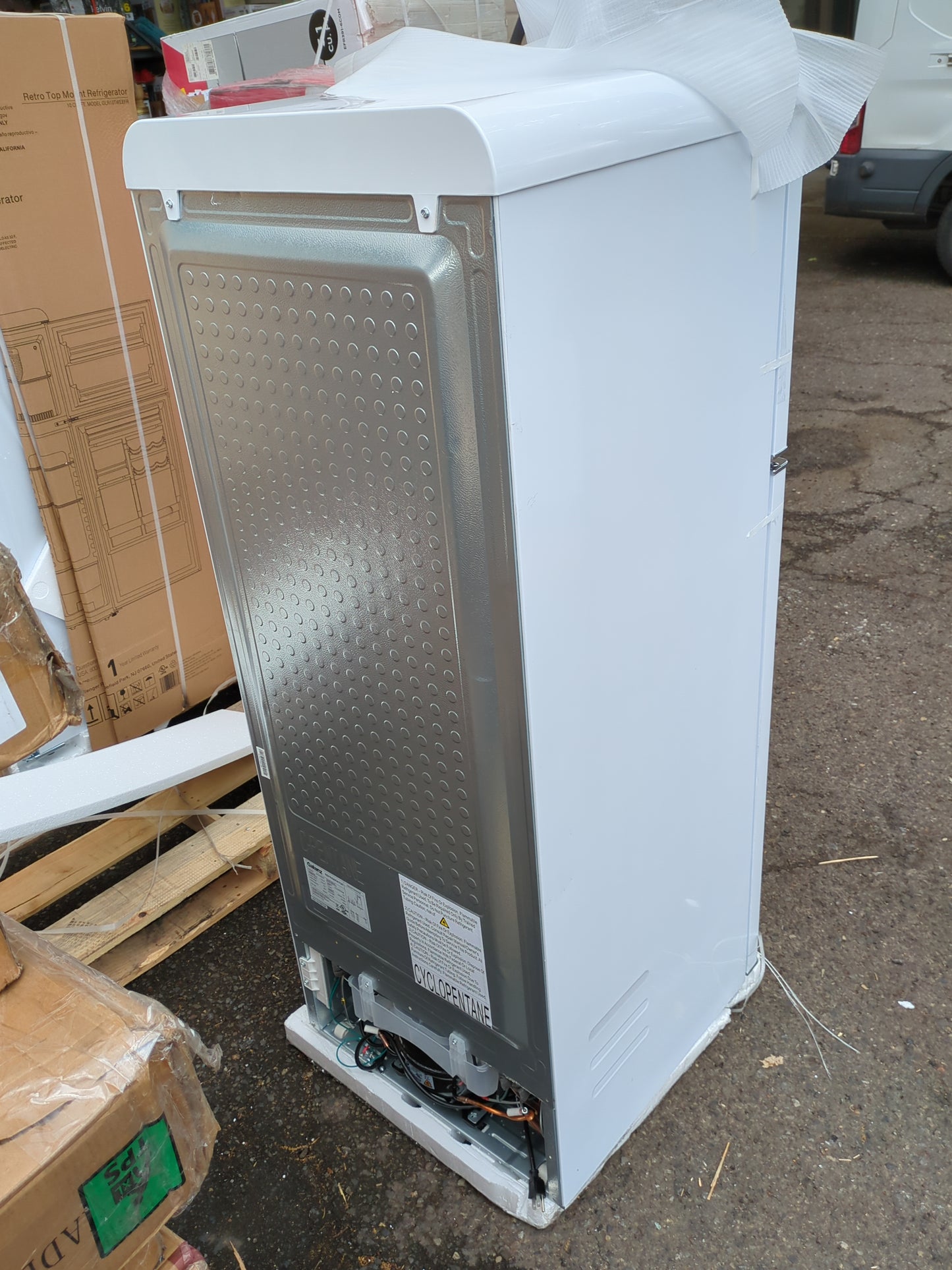 NEW - Galanz GLR10TWEEFR Retro Refrigerator with Top Freezer Frost Free, Dual Door Fridge, Adjustable Electrical Thermostat Control, 10 cu ft, White - Retail $796