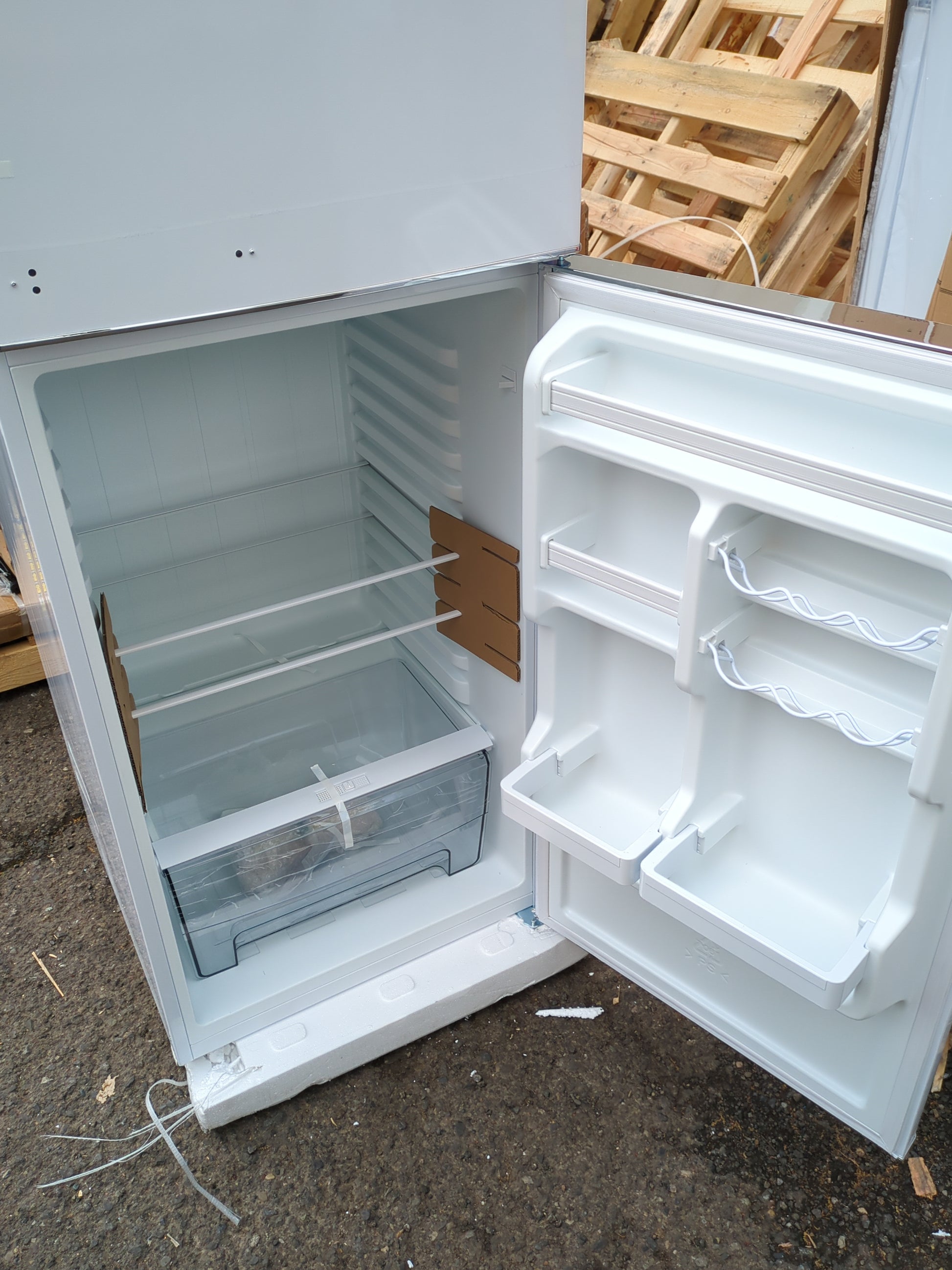 NEW - Galanz GLR10TWEEFR Retro Refrigerator with Top Freezer Frost Free, Dual Door Fridge, Adjustable Electrical Thermostat Control, 10 cu ft, White - Retail $796