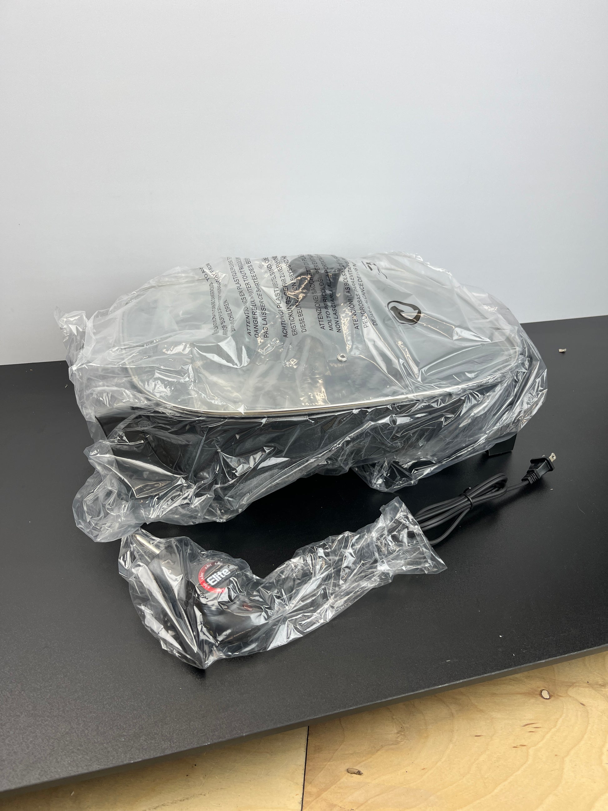 Elite Gourmet EG-6203# Extra Deep 16"x13"x3.2" (10.5Qt.) Scratch Resistant, Easy Pour Spout Dishwasher Safe, Non-stick Electric Skillet with Glass Vented Lid, Adjustable Temperature, Black - Retail $59