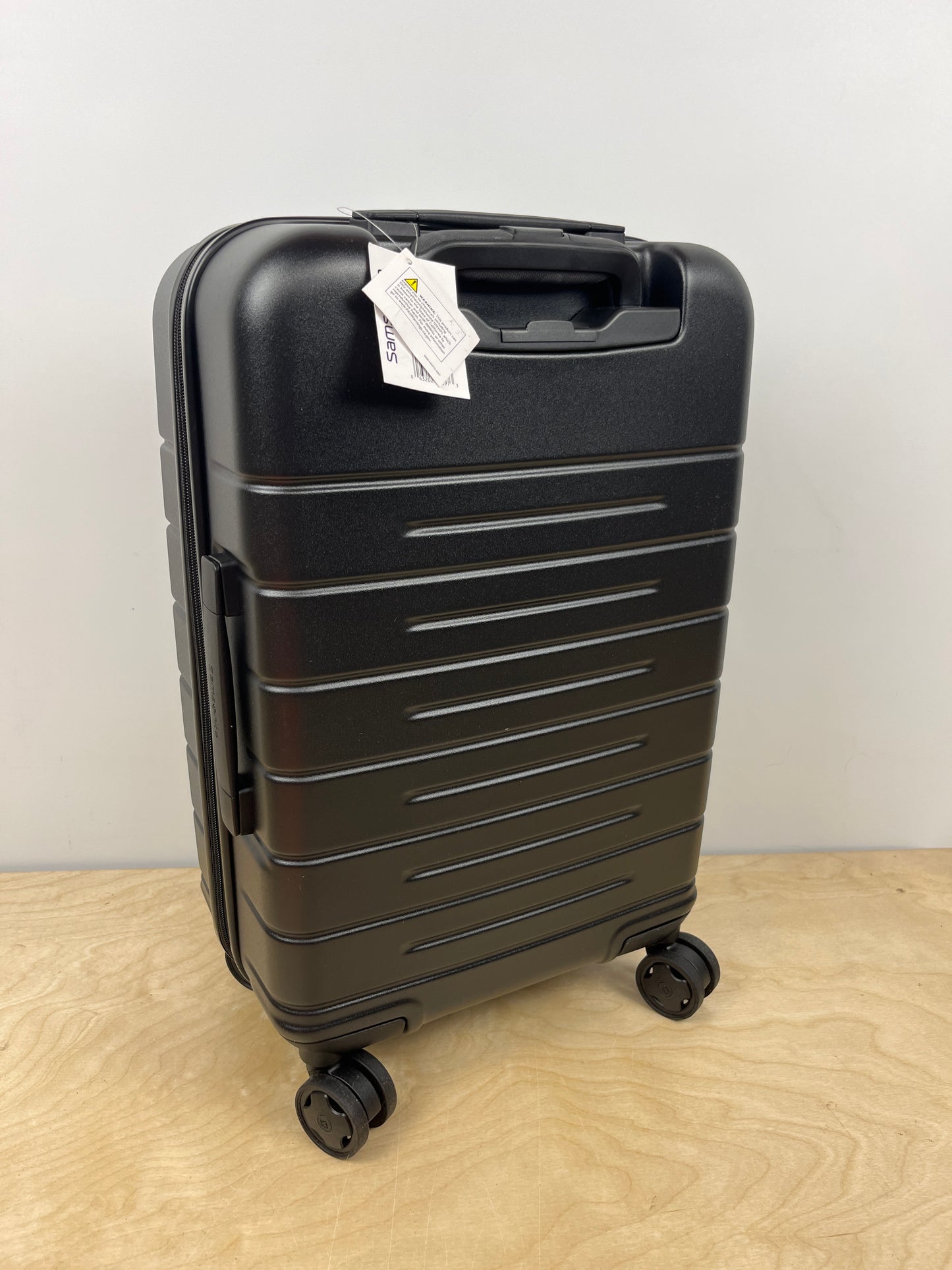 NEW - Samsonite Variate Spinner Carry-on