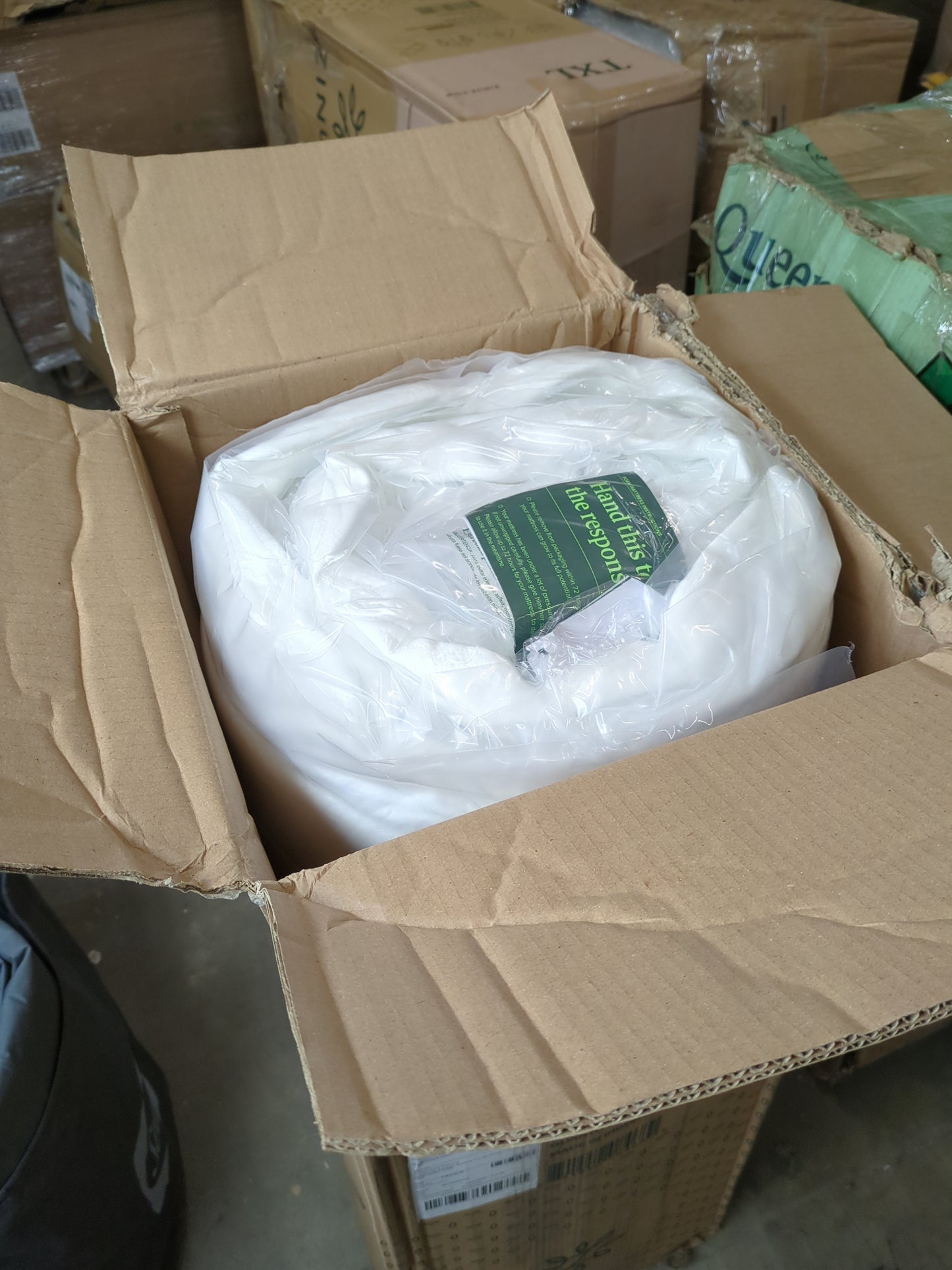 ZINUS 10 Inch Cloud Memory Foam Mattress, Fiberglass Free, Pressure Relieving, Bed-in-a-Box, CertiPUR-US Certified, Twin, White - Retail $195