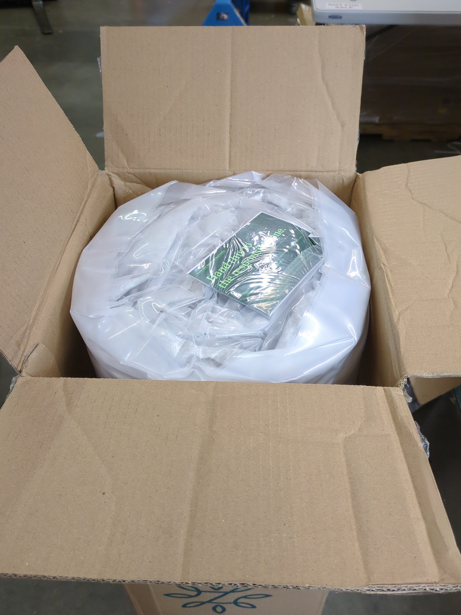 ZINUS 8 Inch Ultima Memory Foam Mattress, Fiberglass Free, Pressure Relieving, CertiPUR-US Certified, Bed-in-a-Box, Twin , White - Retail $129