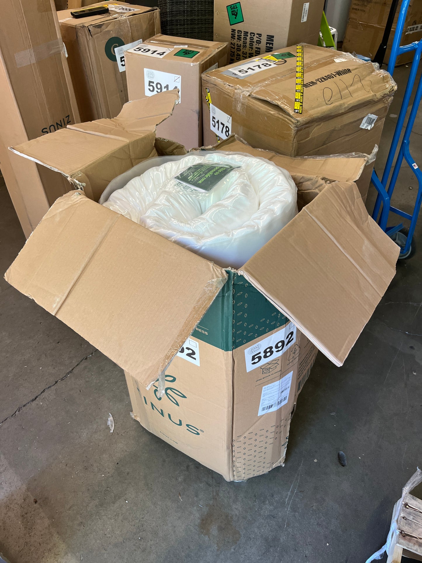 Zinus 13 Inch Euro Top Pocket Spring Hybrid Mattress / Pressure Relief / Pocket Innersprings for Motion Isolation / Bed-in-a-Box, King White - Retail $448