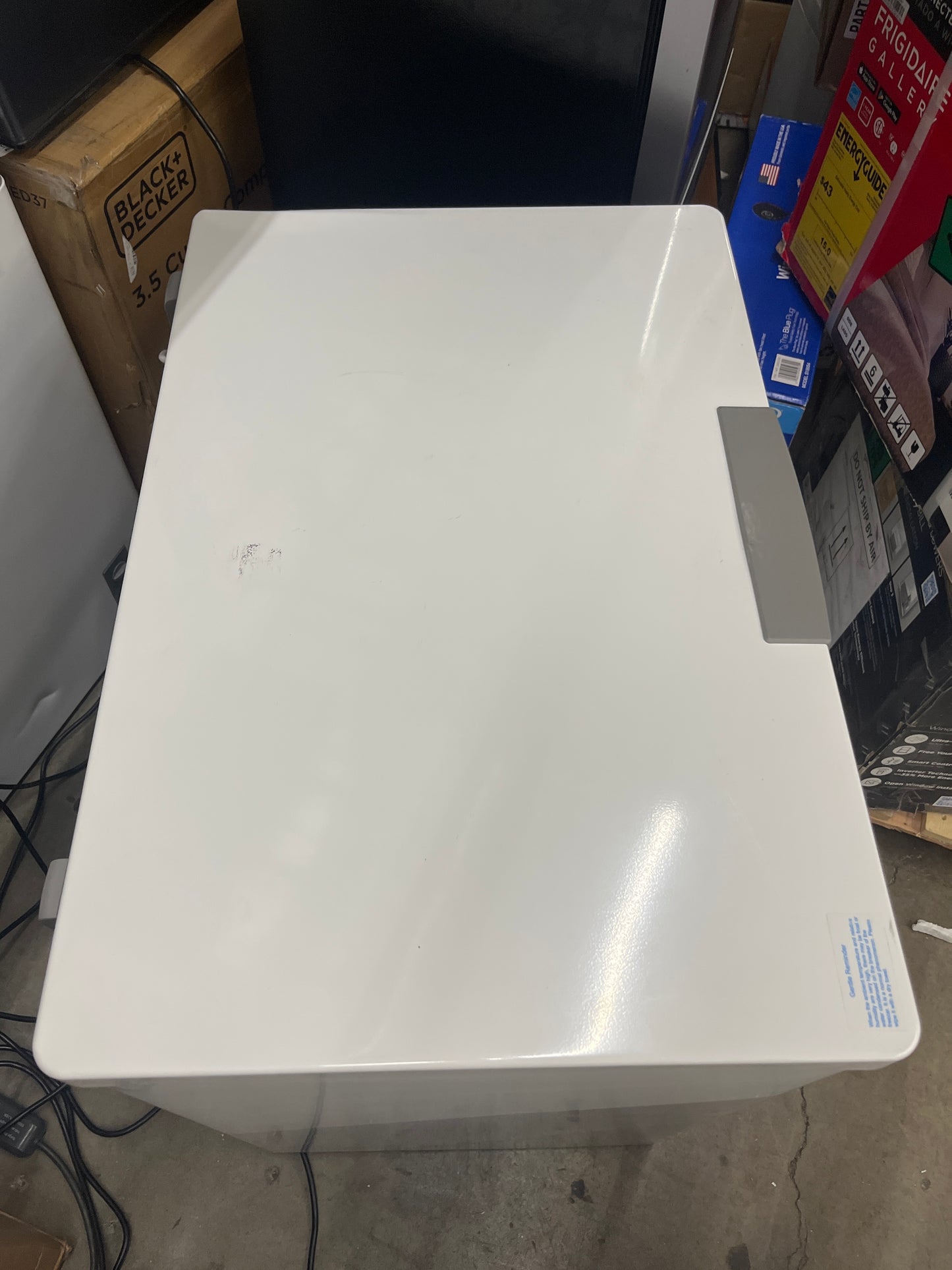 NEW w/ dmg - Midea Convertible Chest Freezer with Interior LED Light, 7.0 cu ft - Retail $269