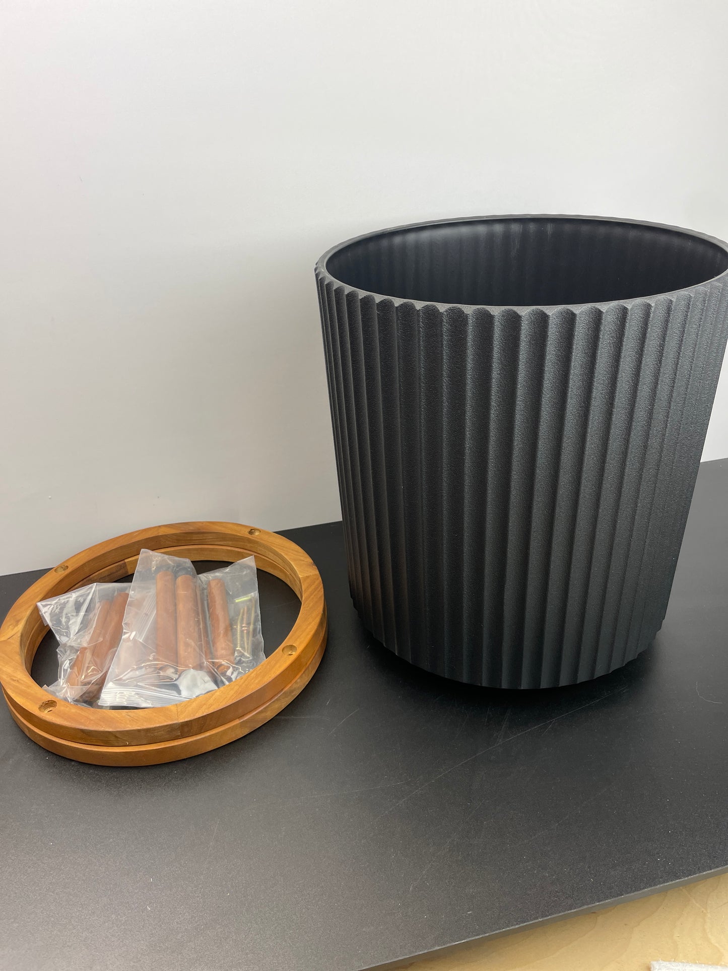 VERADEK CAPRI PLANTER + - Retail $99