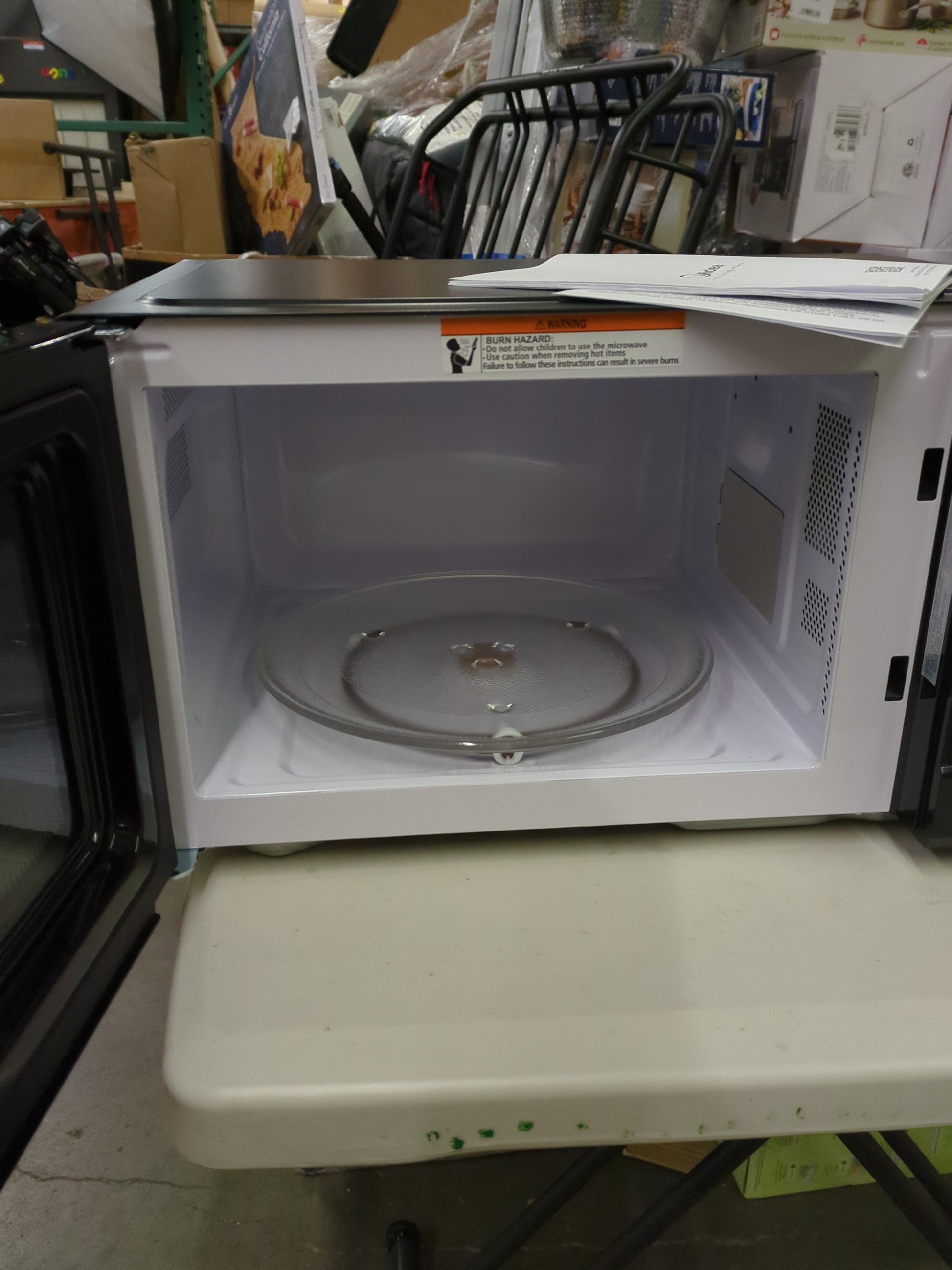 MIDEA .9 CU.FT. MICROWAVE - Retail $69