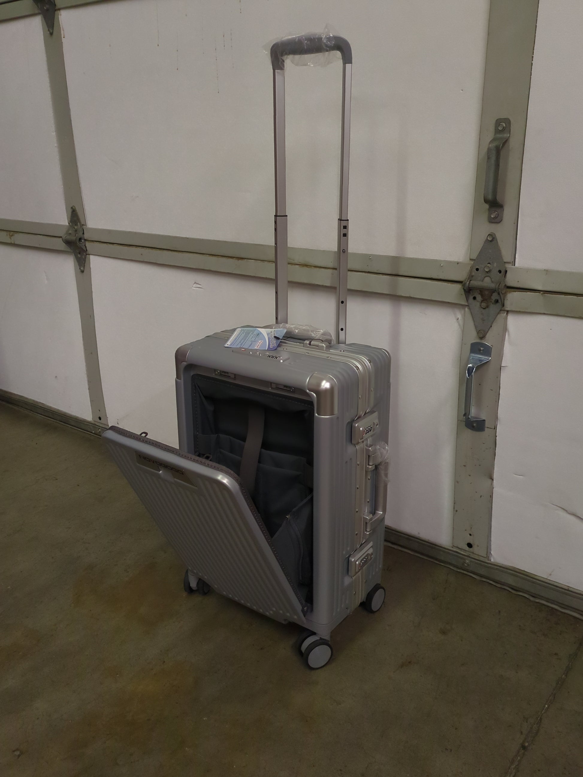 NOVOGOGO CARRY ON - Retail $129