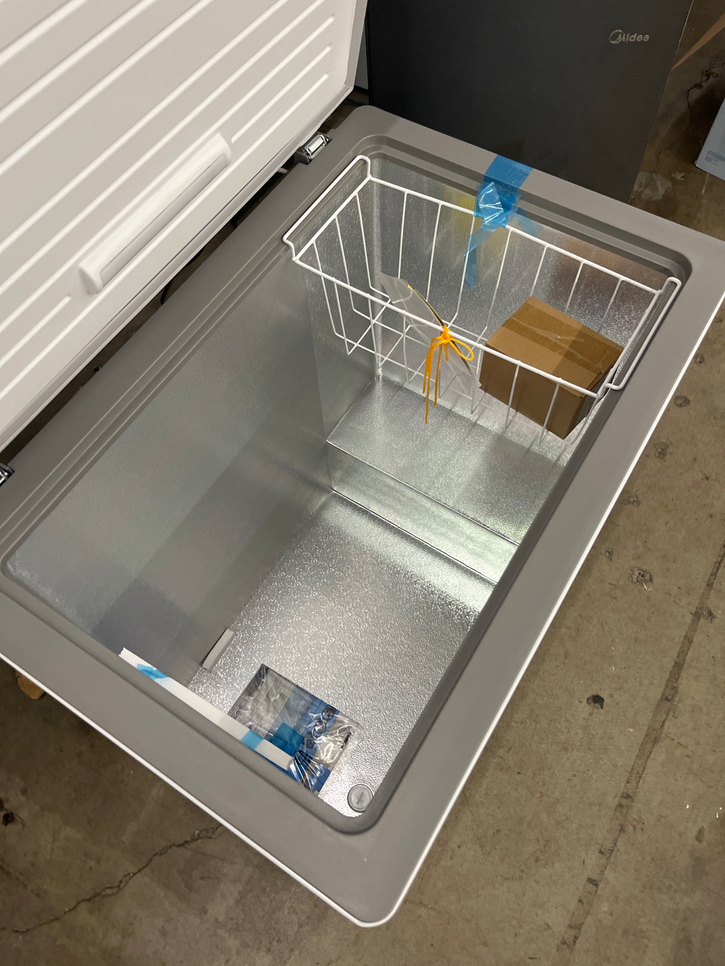 NEW w/ dmg - Midea Convertible Chest Freezer with Interior LED Light, 7.0 cu ft - Retail $269