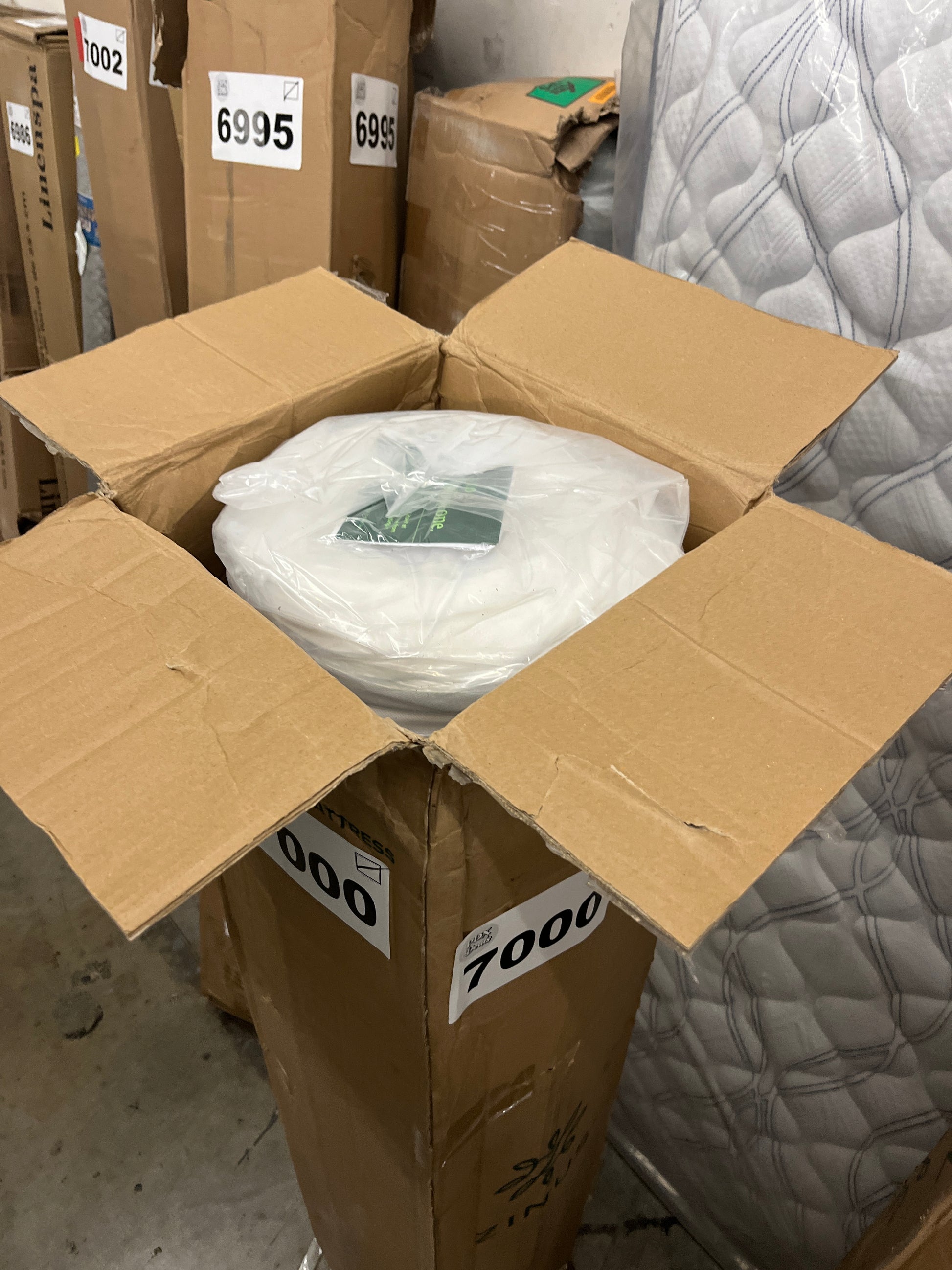 ZINUS 10 Inch Foam and Spring Hybrid Mattress [New Version], Queen, Fiberglass Free, Medium Firmness, Durable Support, Certified Safe Foams & Fabric, Mattress in A Box - Retail $229