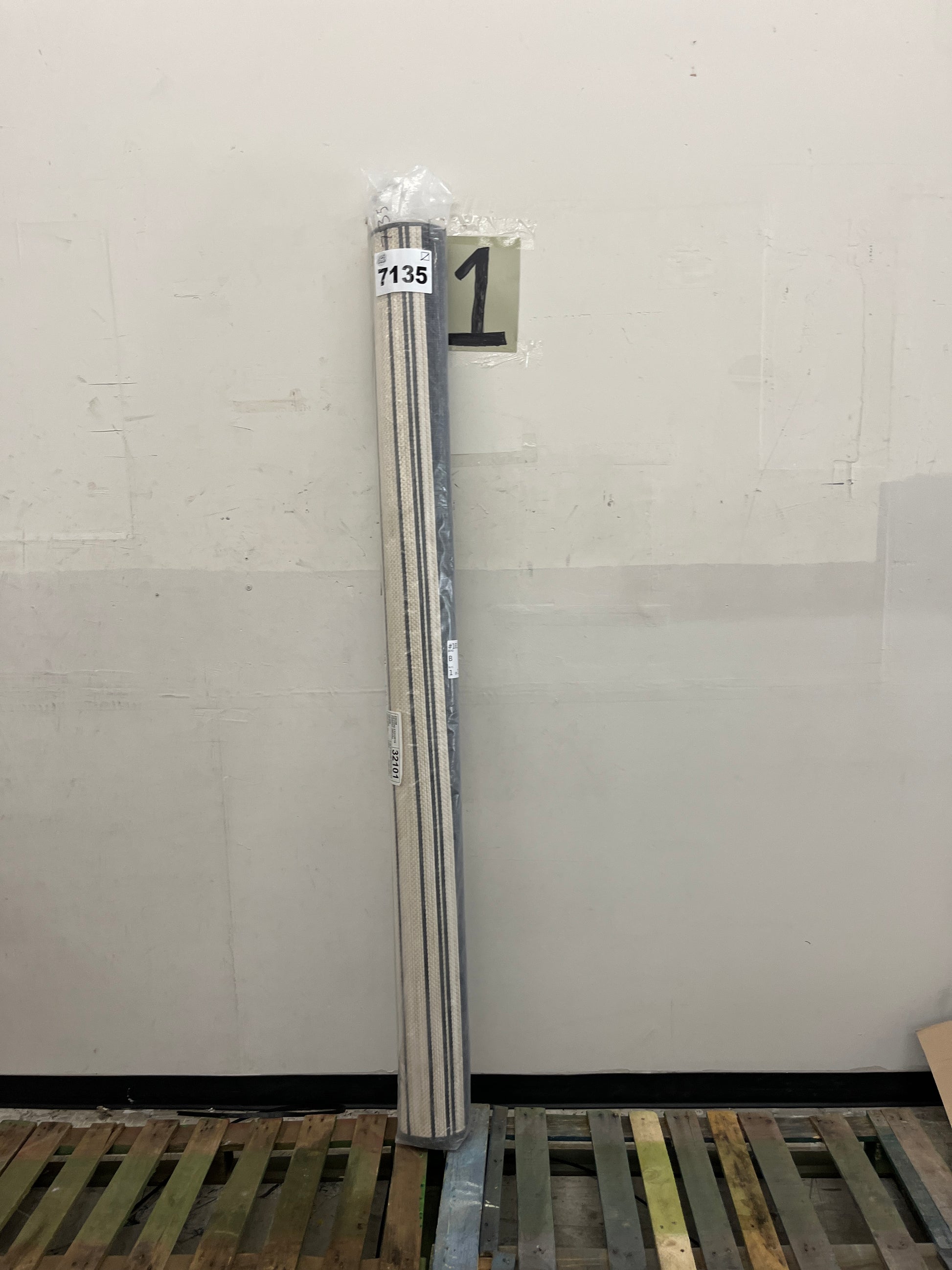 MIN SPRING BLACK I/O 8X10 - Retail $179