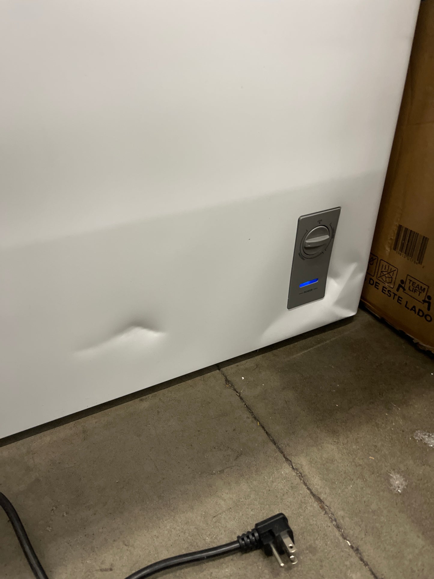 NEW w/ dmg - Midea Convertible Chest Freezer with Interior LED Light, 7.0 cu ft - Retail $269