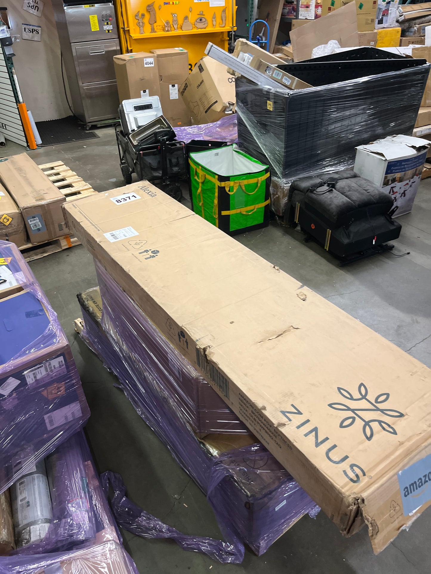 ZINUS Alexia Wood Platform Bed Frame with headboard, Solid Wood Foundation with Wood Slat Support, No Box Spring Needed, Easy Assembly, Rustic Pine, Queen - Retail $252