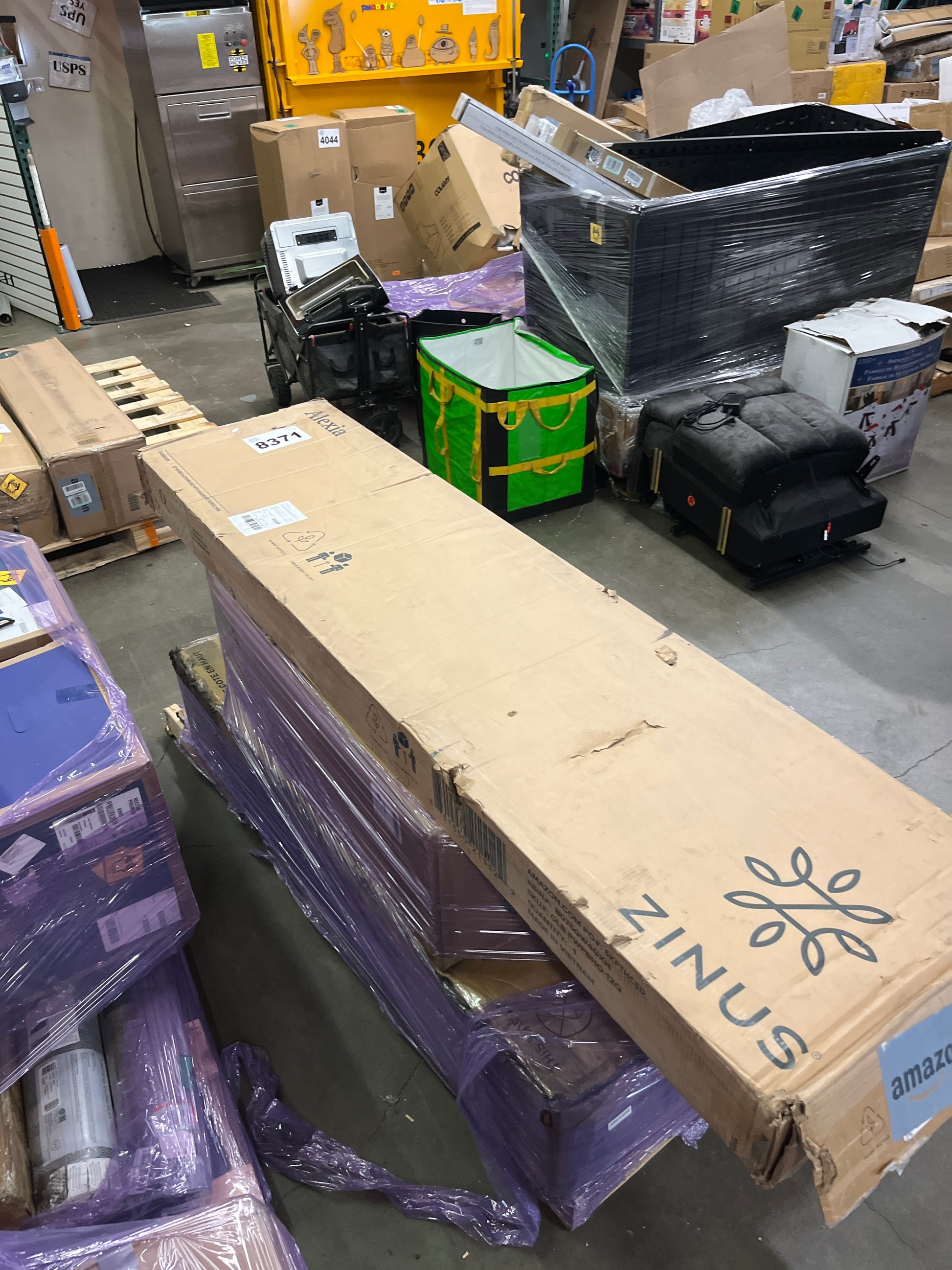 ZINUS Alexia Wood Platform Bed Frame with headboard, Solid Wood Foundation with Wood Slat Support, No Box Spring Needed, Easy Assembly, Rustic Pine, Queen - Retail $252