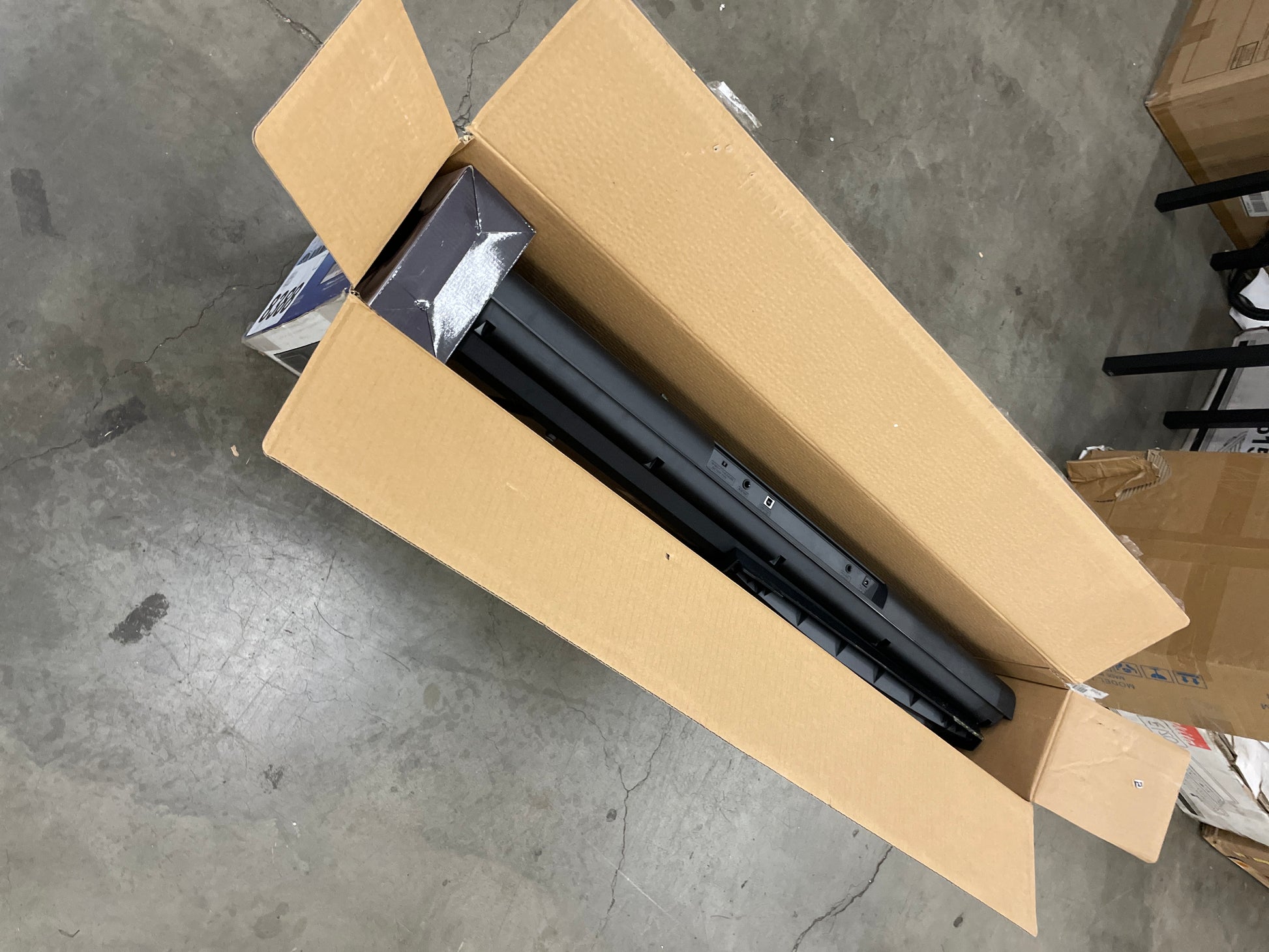 YAMAHA EZ220 CPK 61 KEY - Retail $239