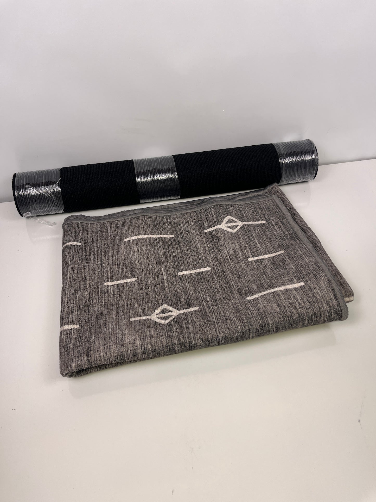 RUGGABLE 2'X7' GREY - Retail $119