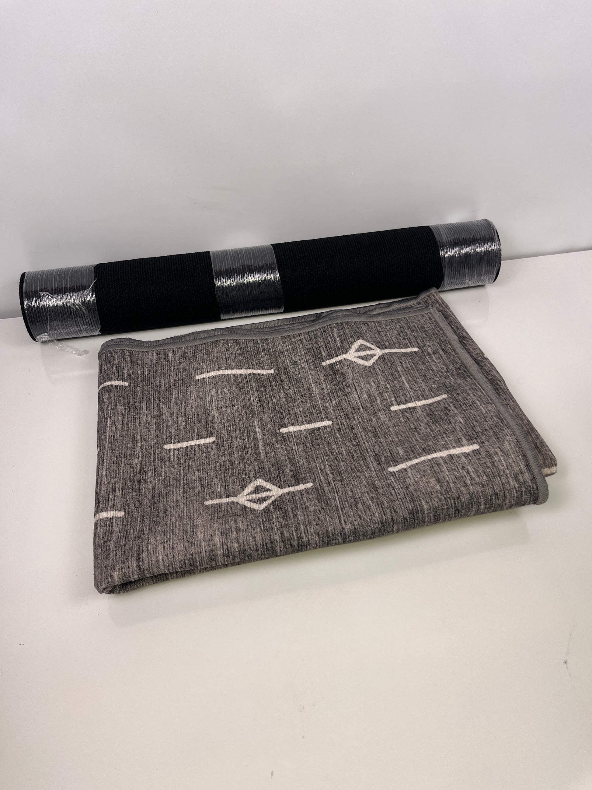 RUGGABLE 2'X7' GREY - Retail $119