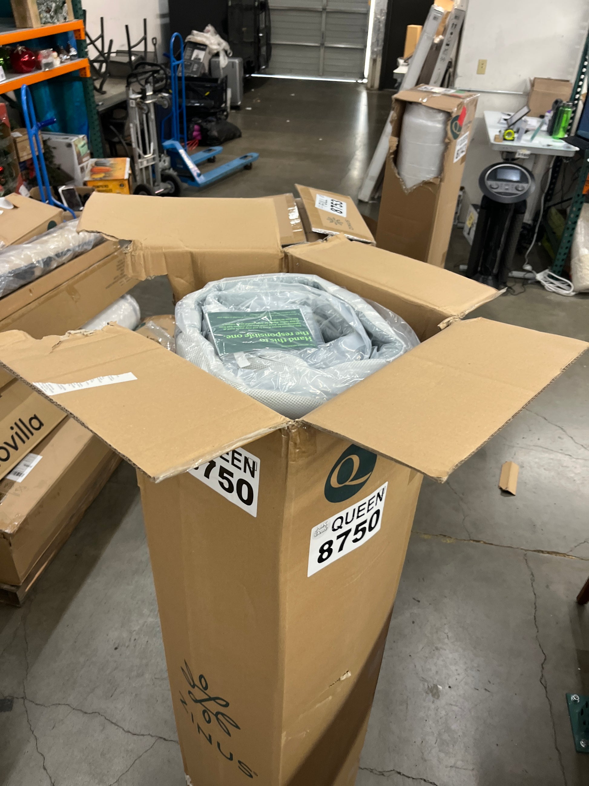 ZINUS 14 Inch Cooling Comfort Support Hybrid Mattress [New Version], Queen, Fiberglass Free, Medium Plush, Cooling Motion Isolation, Certified Safe Foams & Fabric, Mattress in A Box - Retail $423