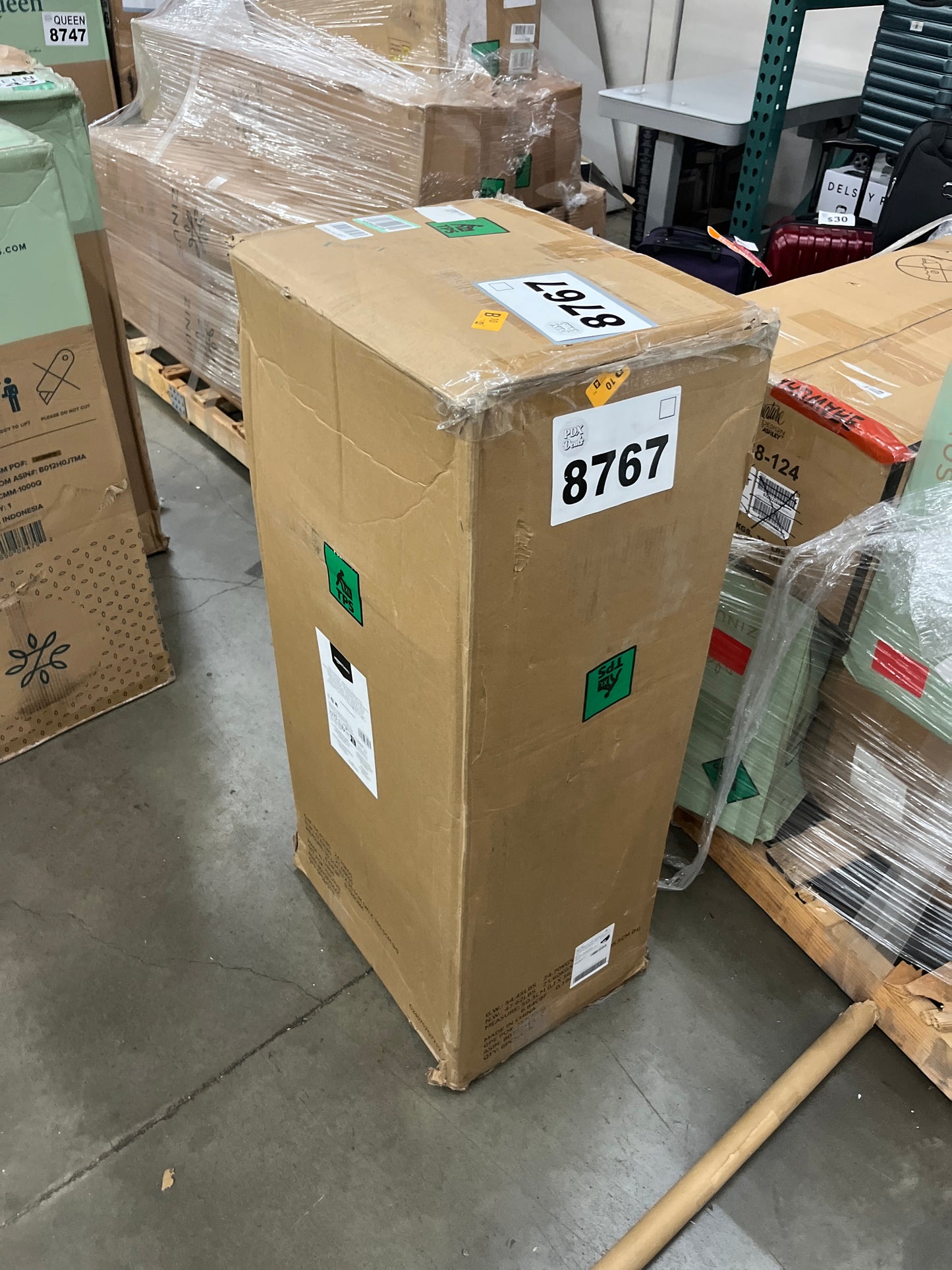 Amazon Basics Foldable Plastic Chair with 350-Pound Capacity - Black, 6-Pack - Retail $142