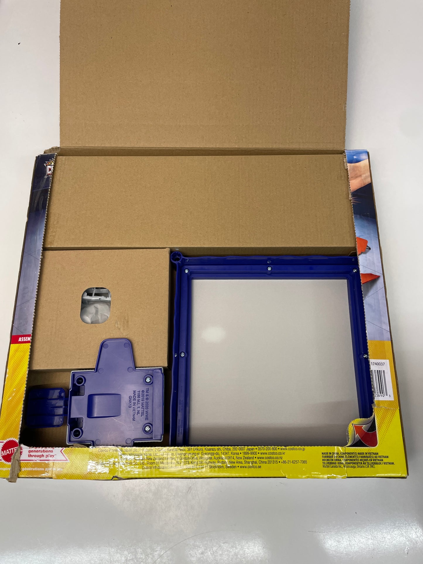 WWE KNUCKLE CRUNCHERS - Retail $29