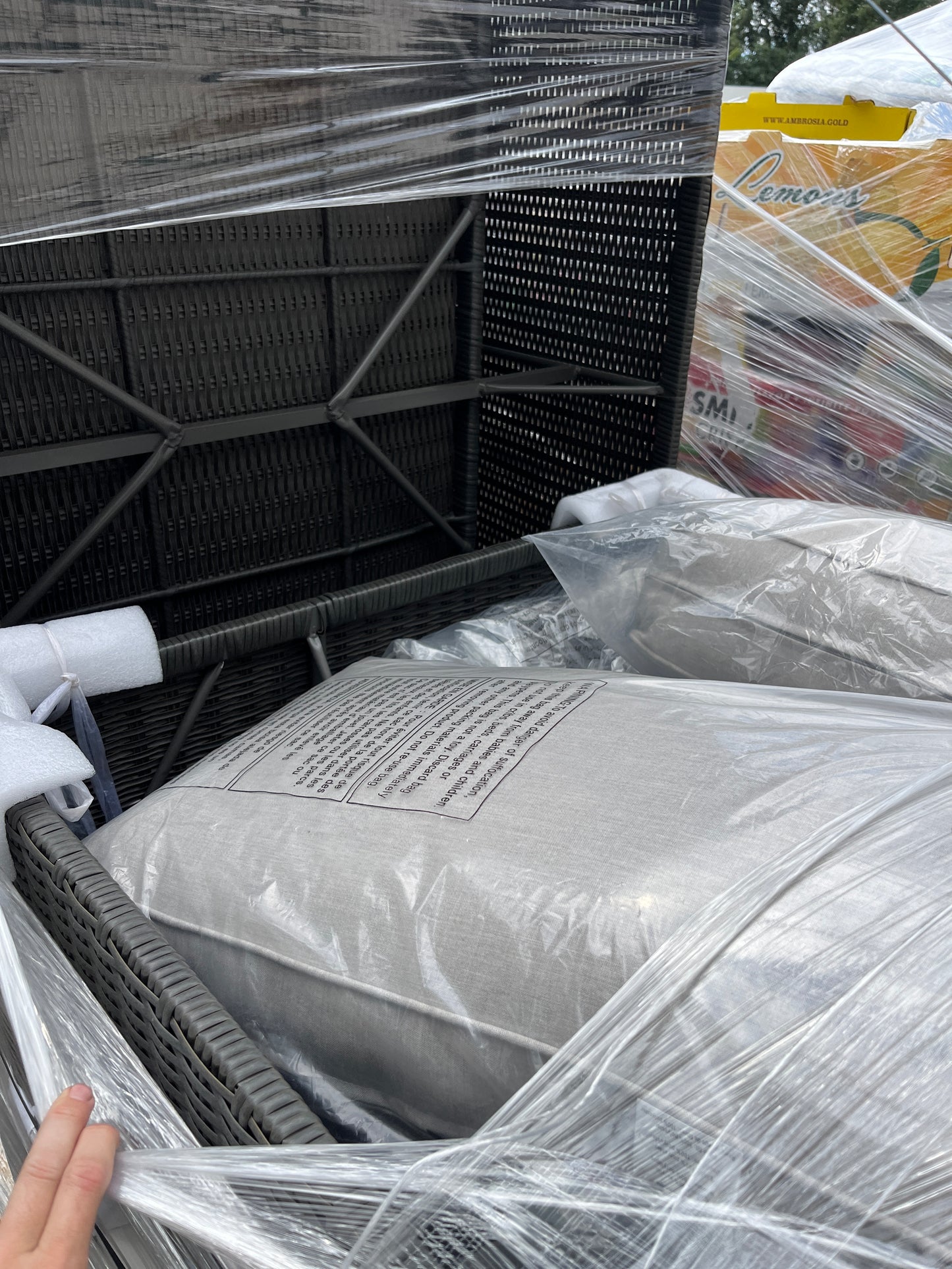 Like NEW - Costco - Tuscan 4-piece Outdoor Sofa Set - Retail $3299