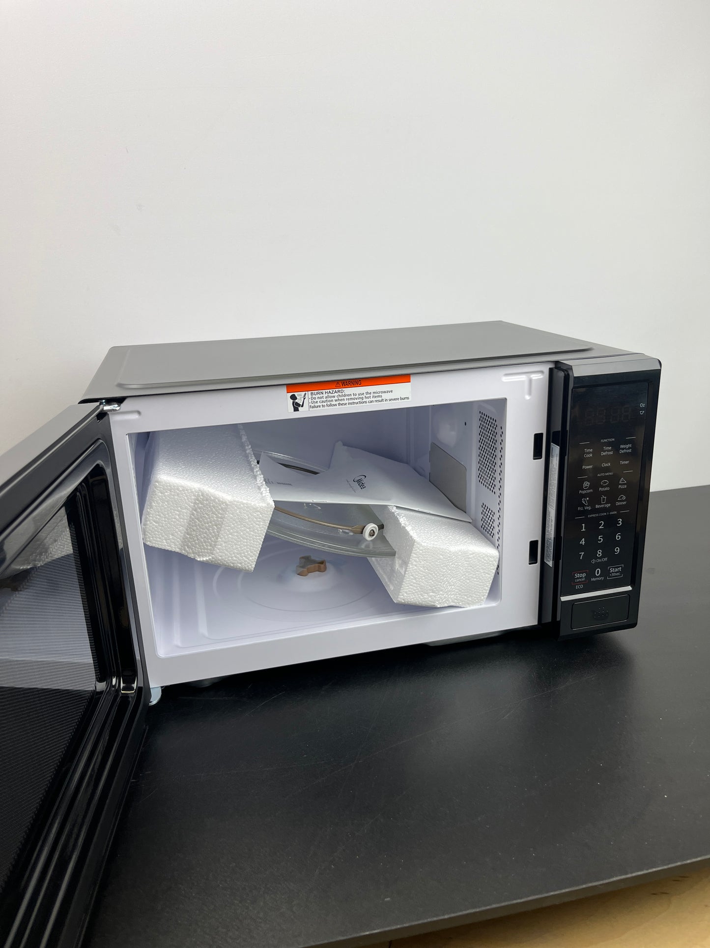 NEW - Midea 0.9 cu. ft. Countertop Microwave Oven - Retail $79