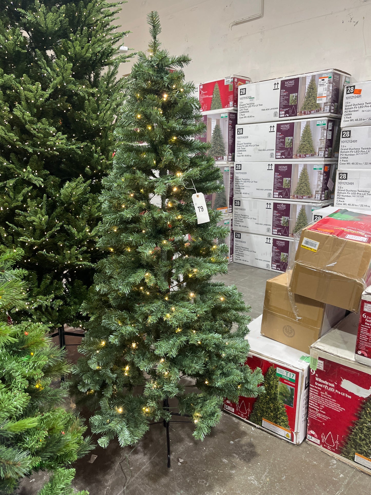 Home Accents Holiday 6.5 ft. Festive Pine LED Pre-Lit Artificial Christmas Tree T9