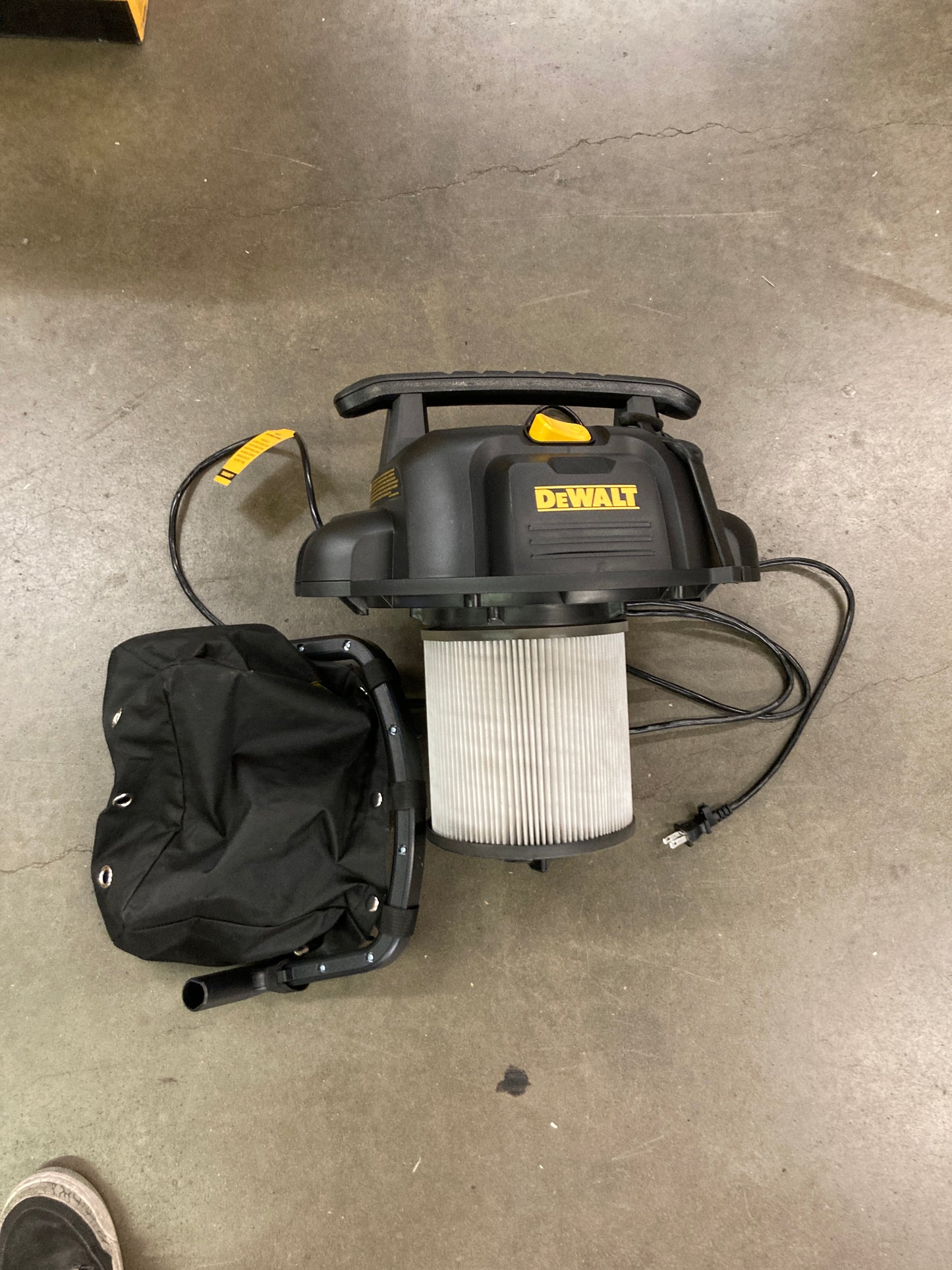 NEW - DEWALT 10 Gallon Wet/Dry Vacuum - Retail $99