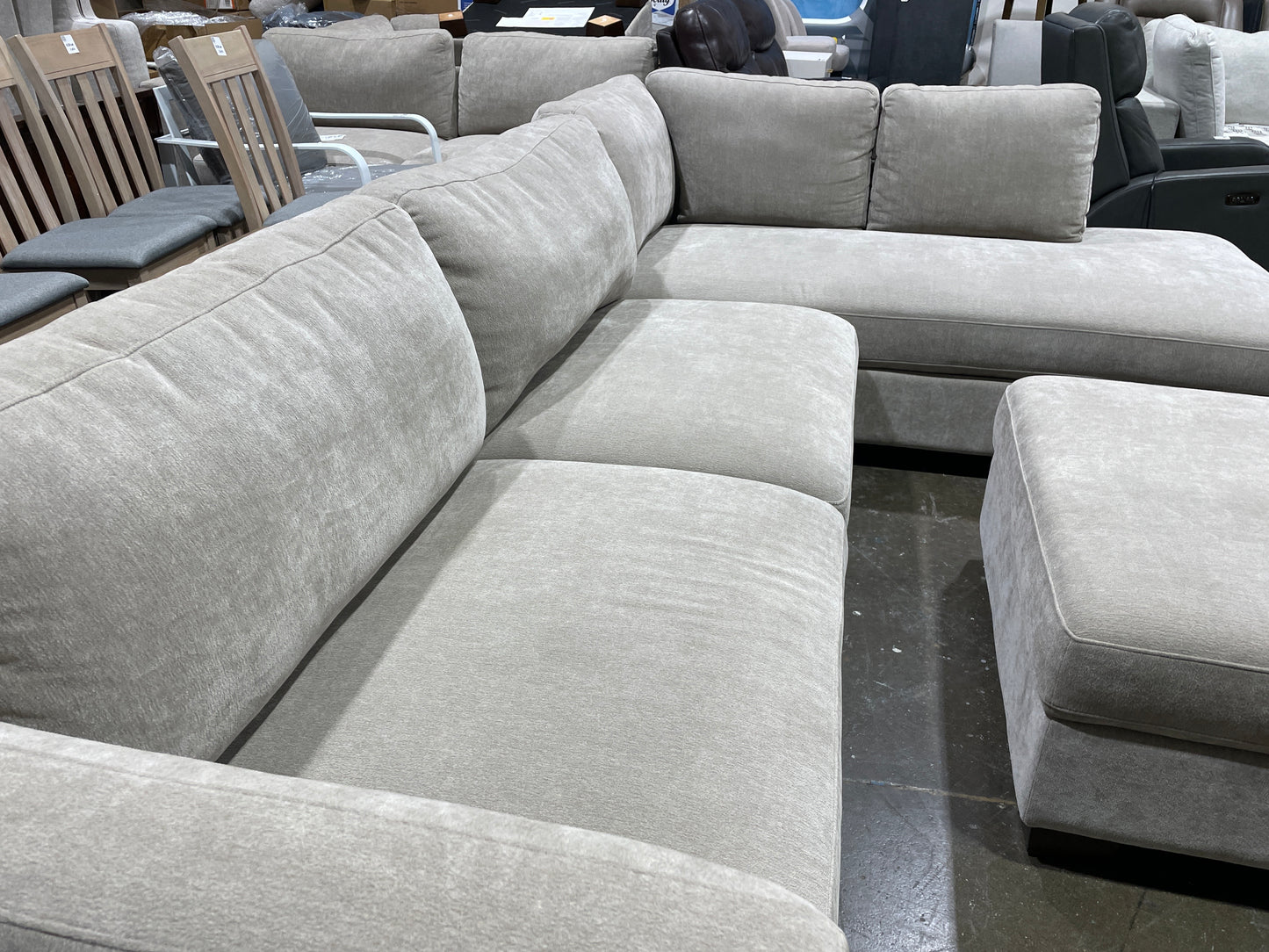 Thomasville Walsen Sectional with Storage Ottoman