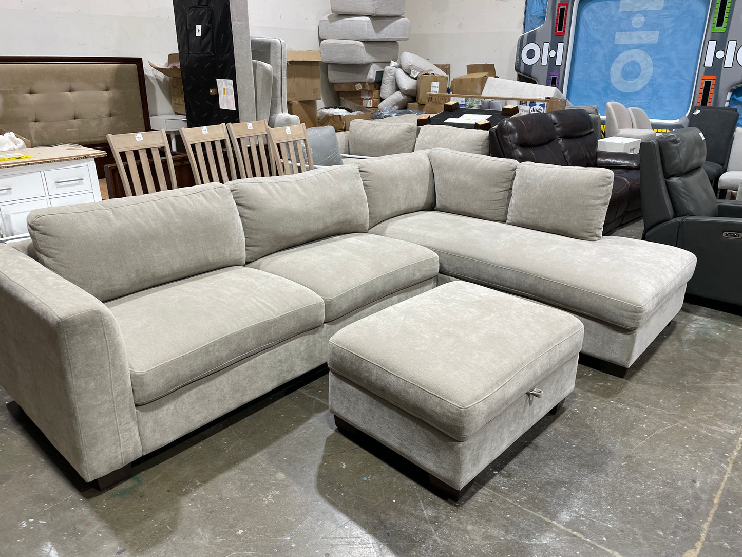 Thomasville Walsen Sectional with Storage Ottoman
