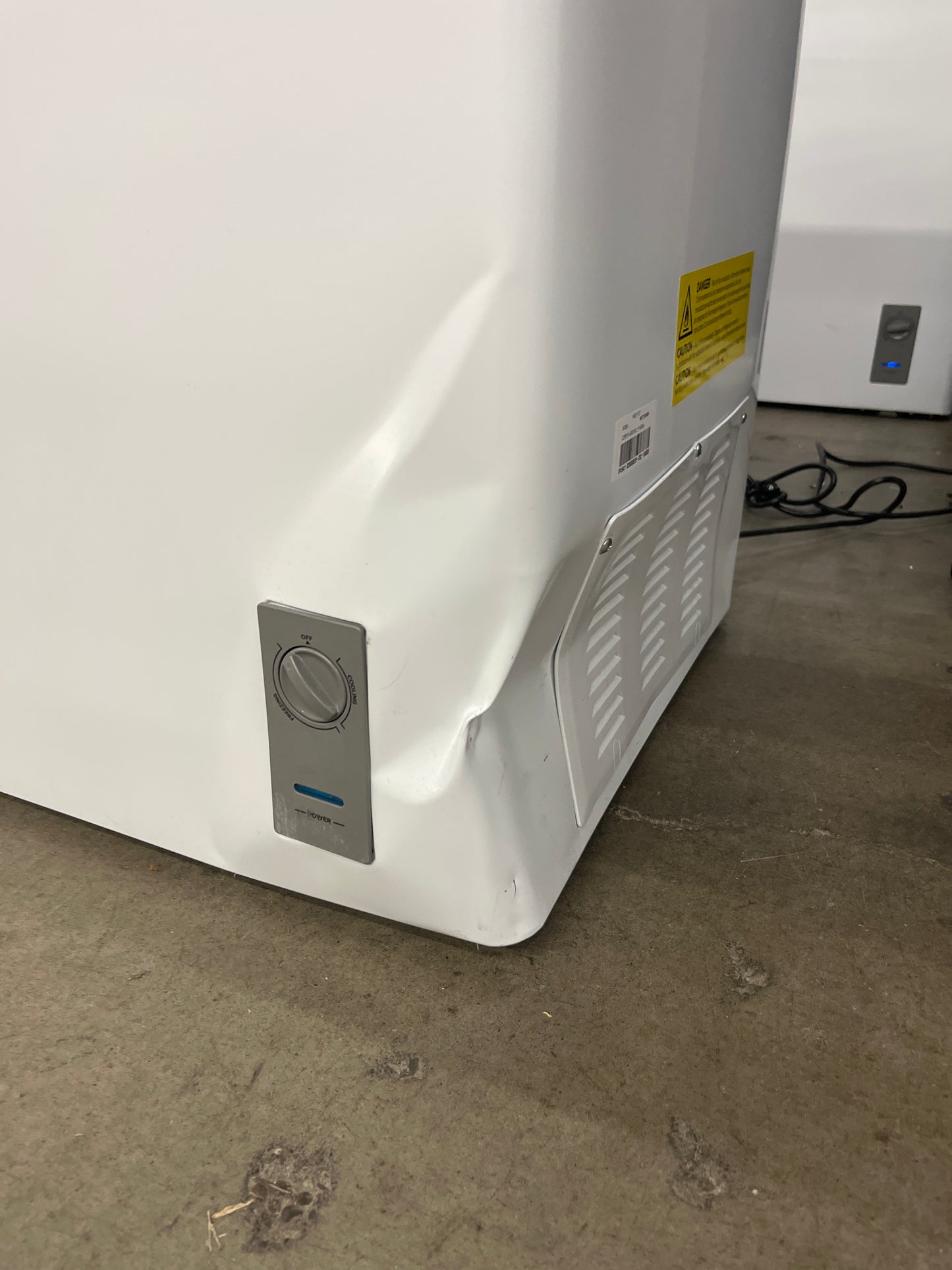 NEW w/ dmg - Midea Convertible Chest Freezer with Interior LED Light, 7.0 cu ft - Retail $269