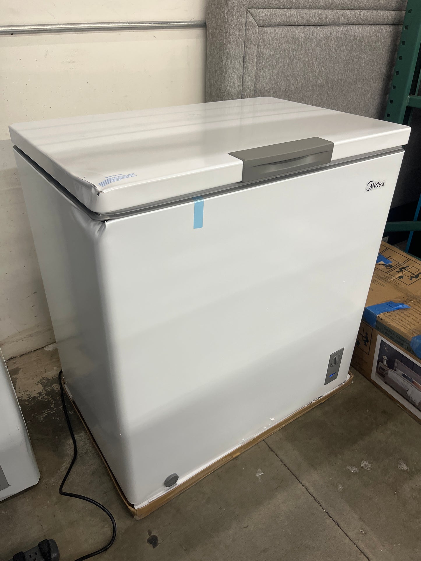 NEW w/ dmg - Midea Convertible Chest Freezer with Interior LED Light, 7.0 cu ft - Retail $269 (Copy)