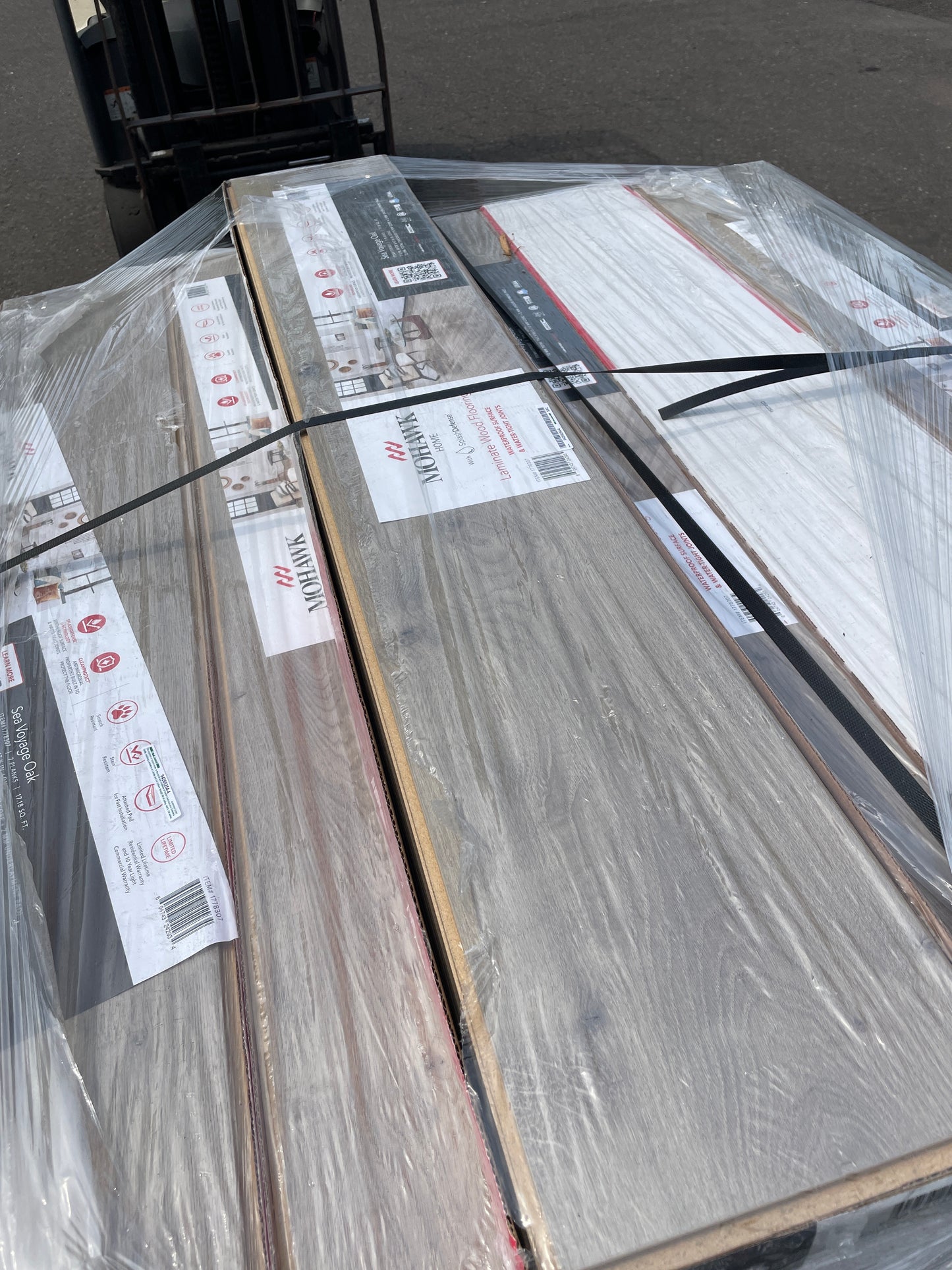 23 Boxes - Mohawk Home 12MM Thick 7.5in X 47.2in AC4 Waterproof Surface Laminate Wood Plank Flooring (17.18 sq ft/ctn)