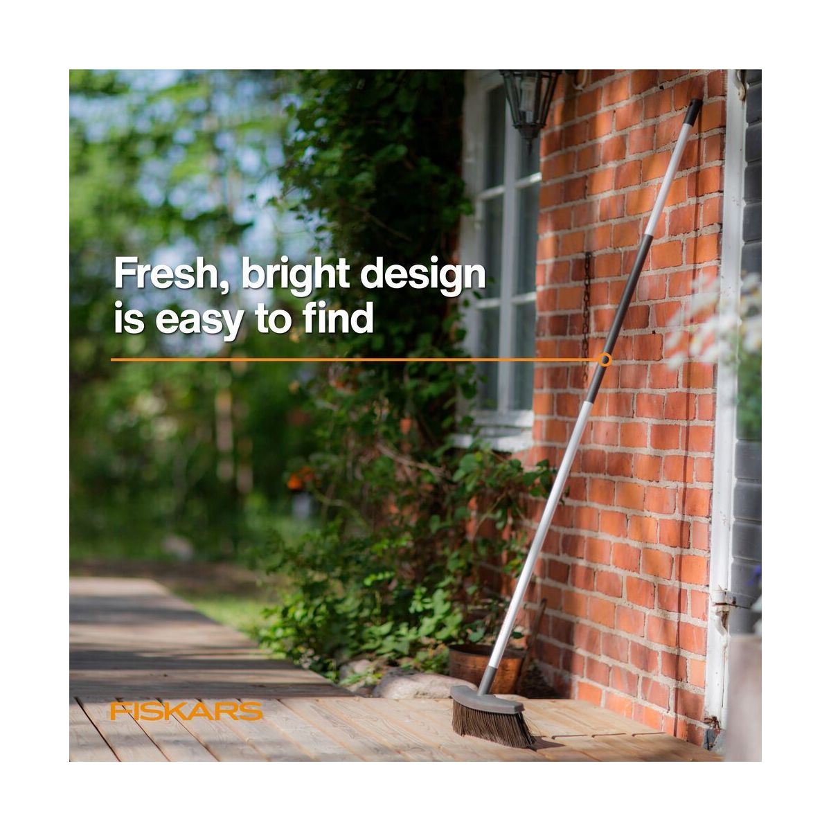 Fiskars Lightweight Outdoor Broom Metal