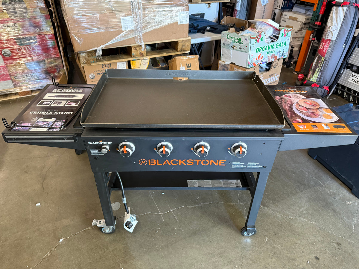 Blackstone 36 inch Griddle with Hard Cover and Folding Shelves