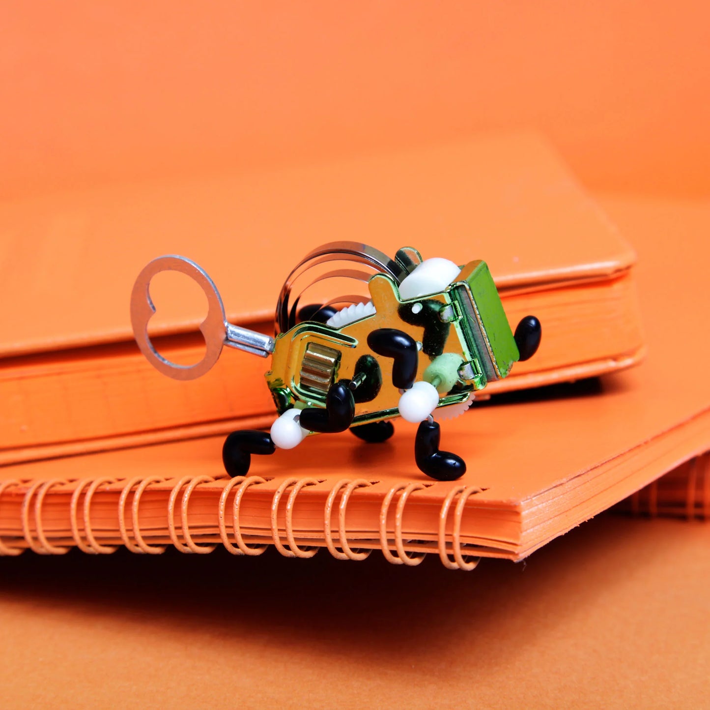 Kikkerland Pea Wind Up Toy, Stainless Steel with Vinyl Feet