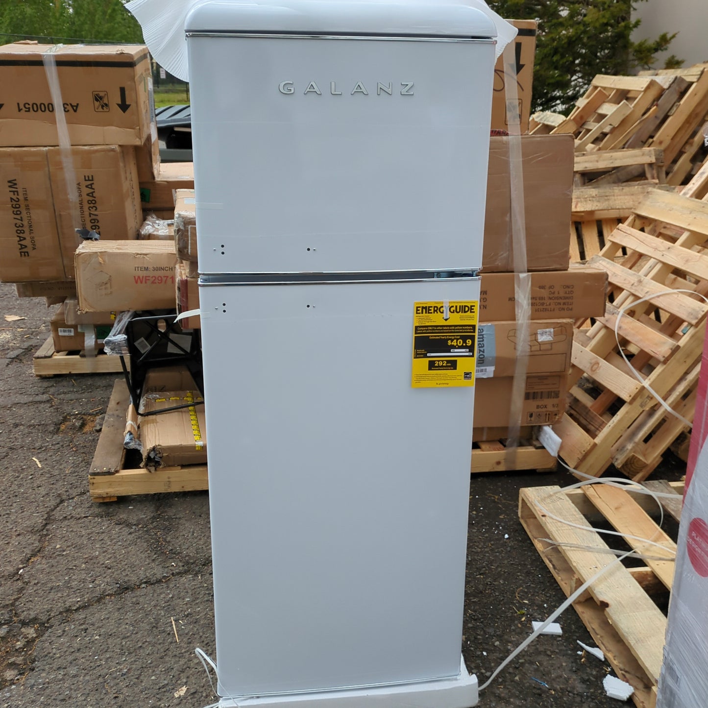 NEW - Galanz GLR10TWEEFR Retro Refrigerator with Top Freezer Frost Free, Dual Door Fridge, Adjustable Electrical Thermostat Control, 10 cu ft, White - Retail $796