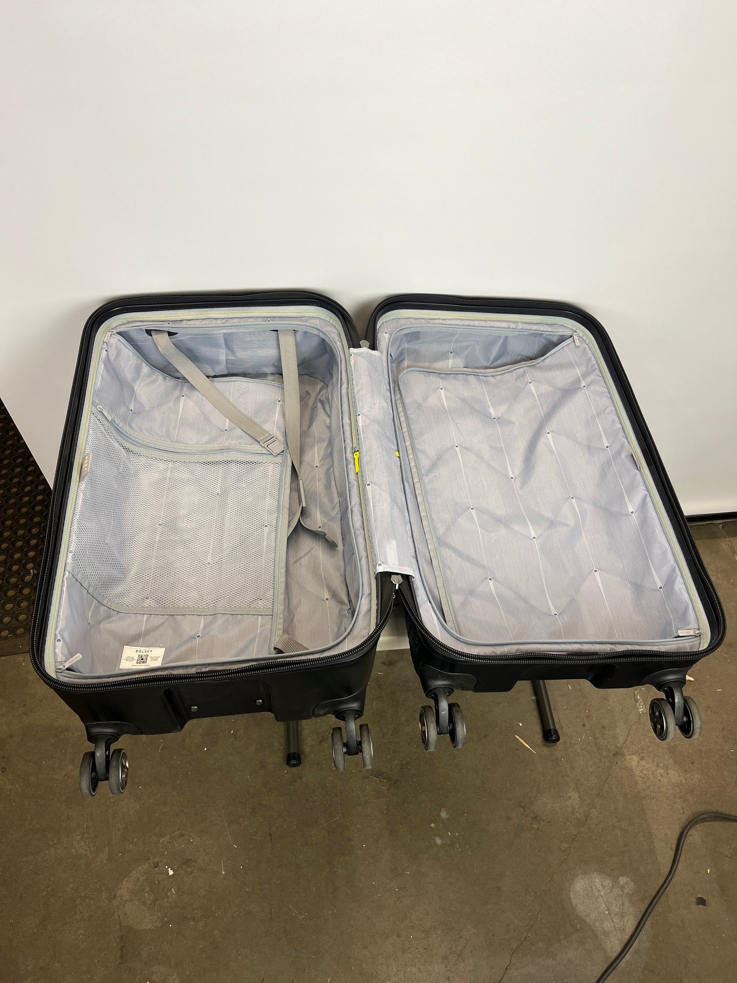 Costco - Delsey Black Hardside 28.7" Trunk Spinner - Retail $89