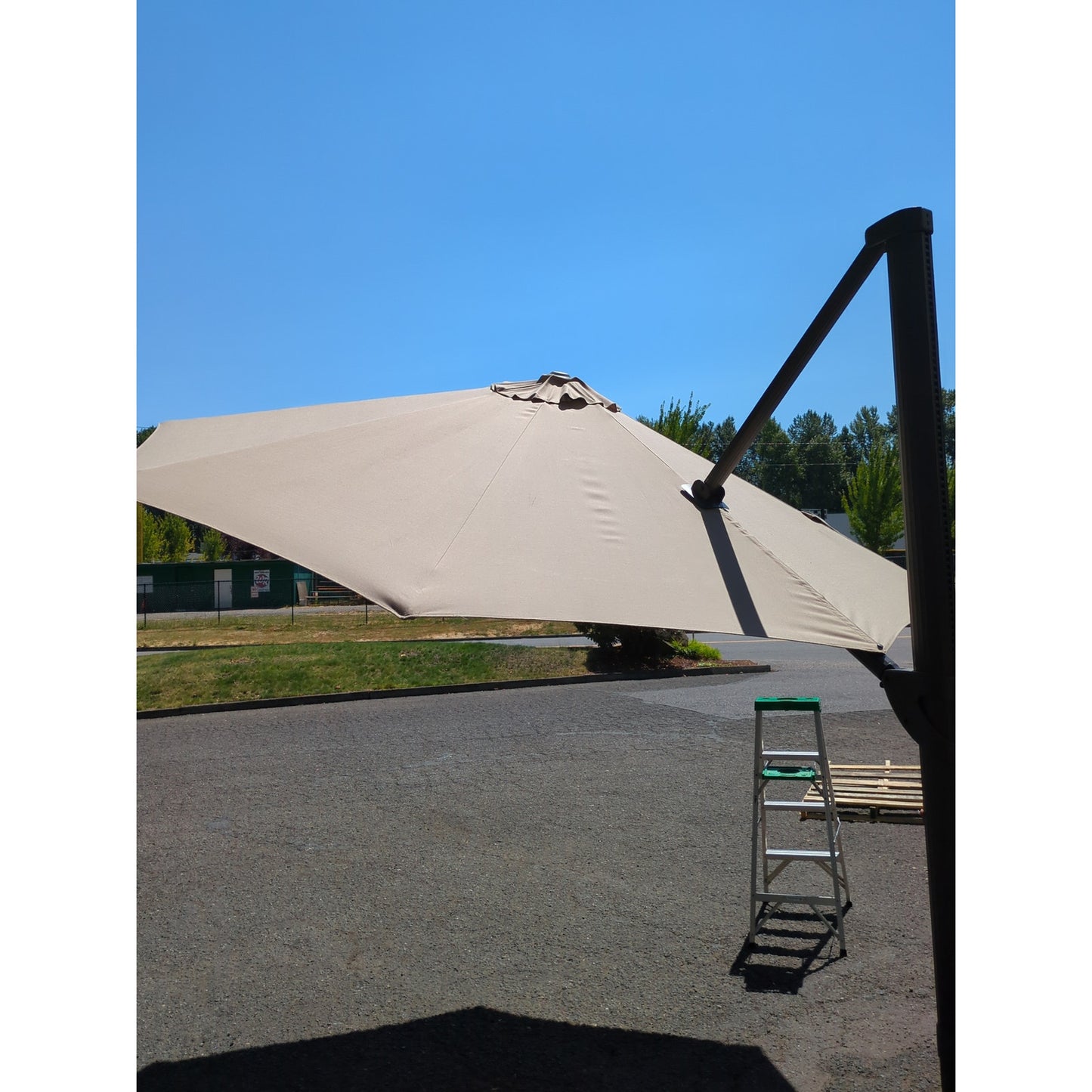 Costco - Seasons BEIGE 11' Round Cantilever Umbrella  - Retail $699