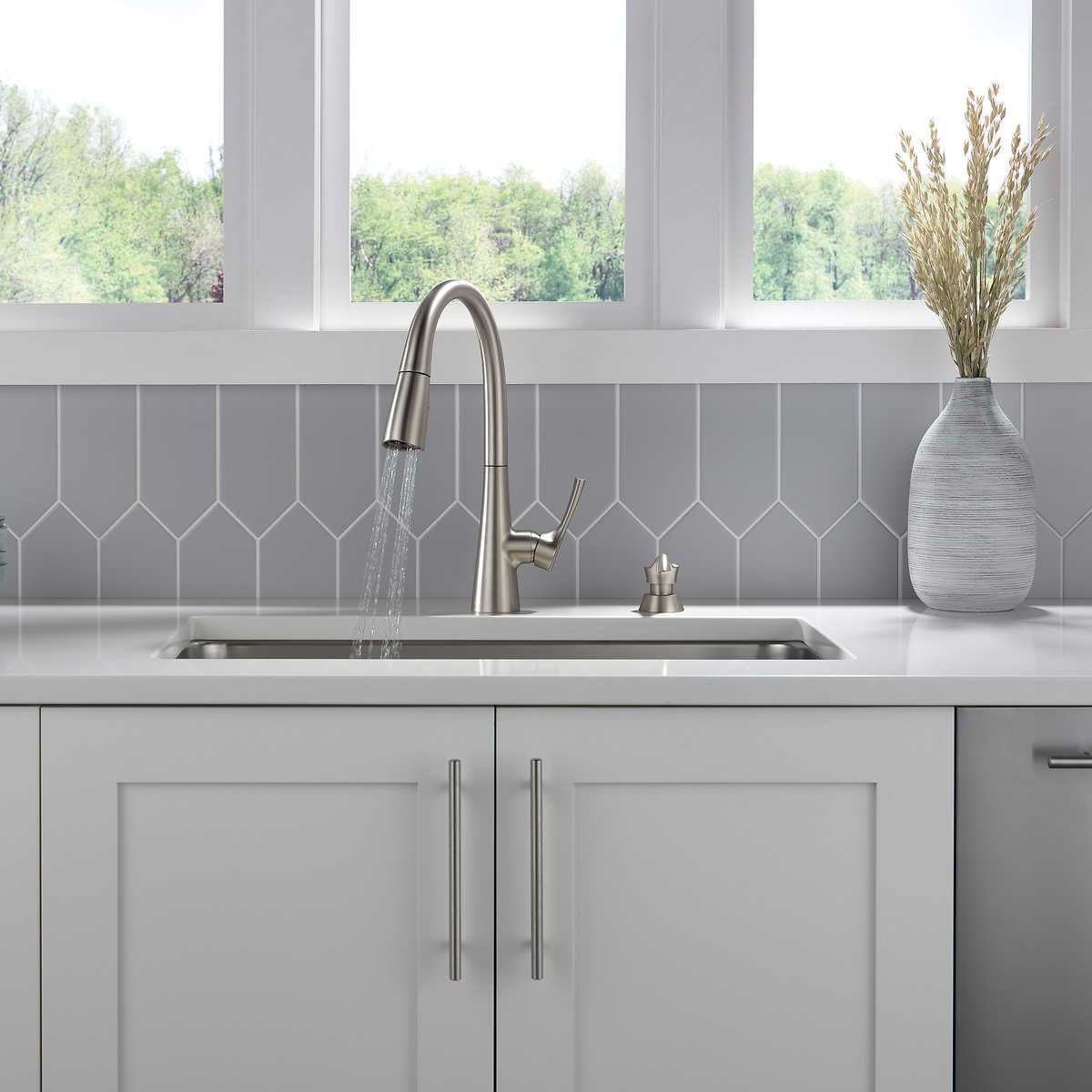 NEW - Delta Auburn Pull Down Kitchen Faucet and Soap Dispenser