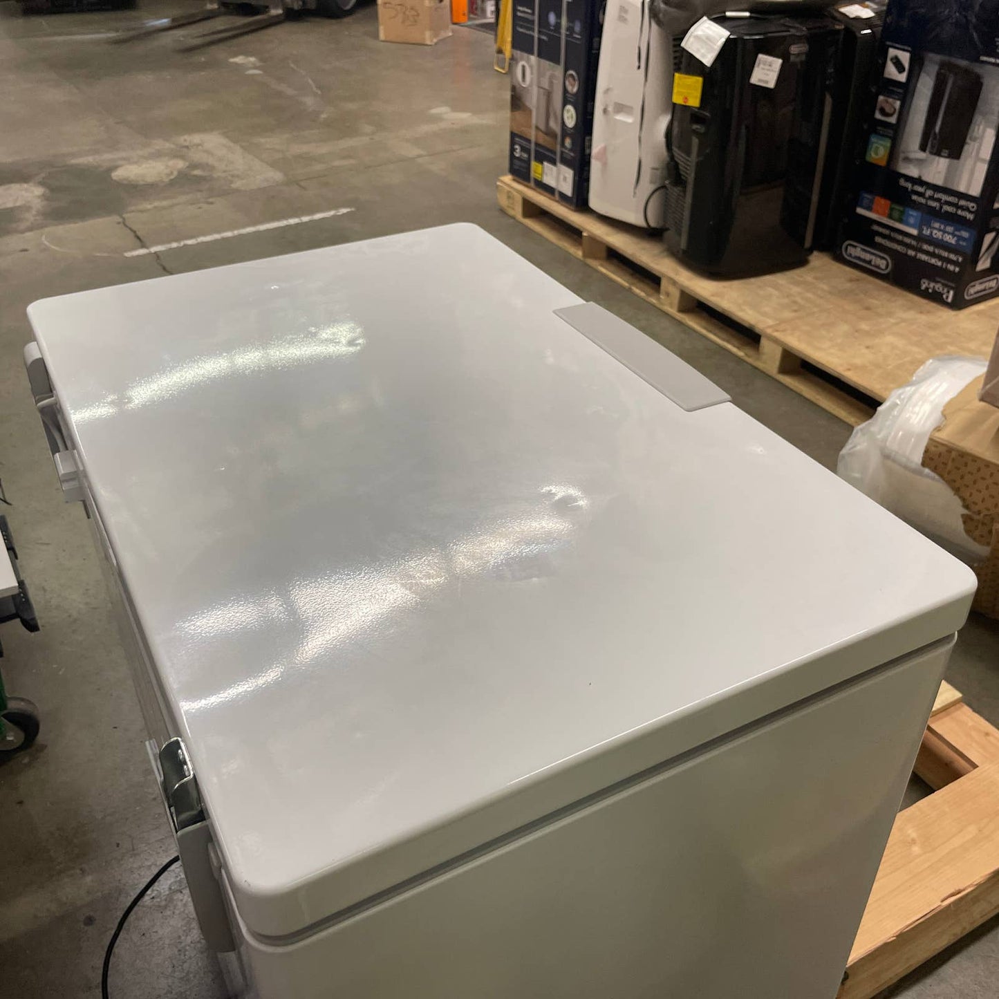 Midea Convertible Chest Freezer with Interior LED Light, 7.0 cu ft, White - Retail $229